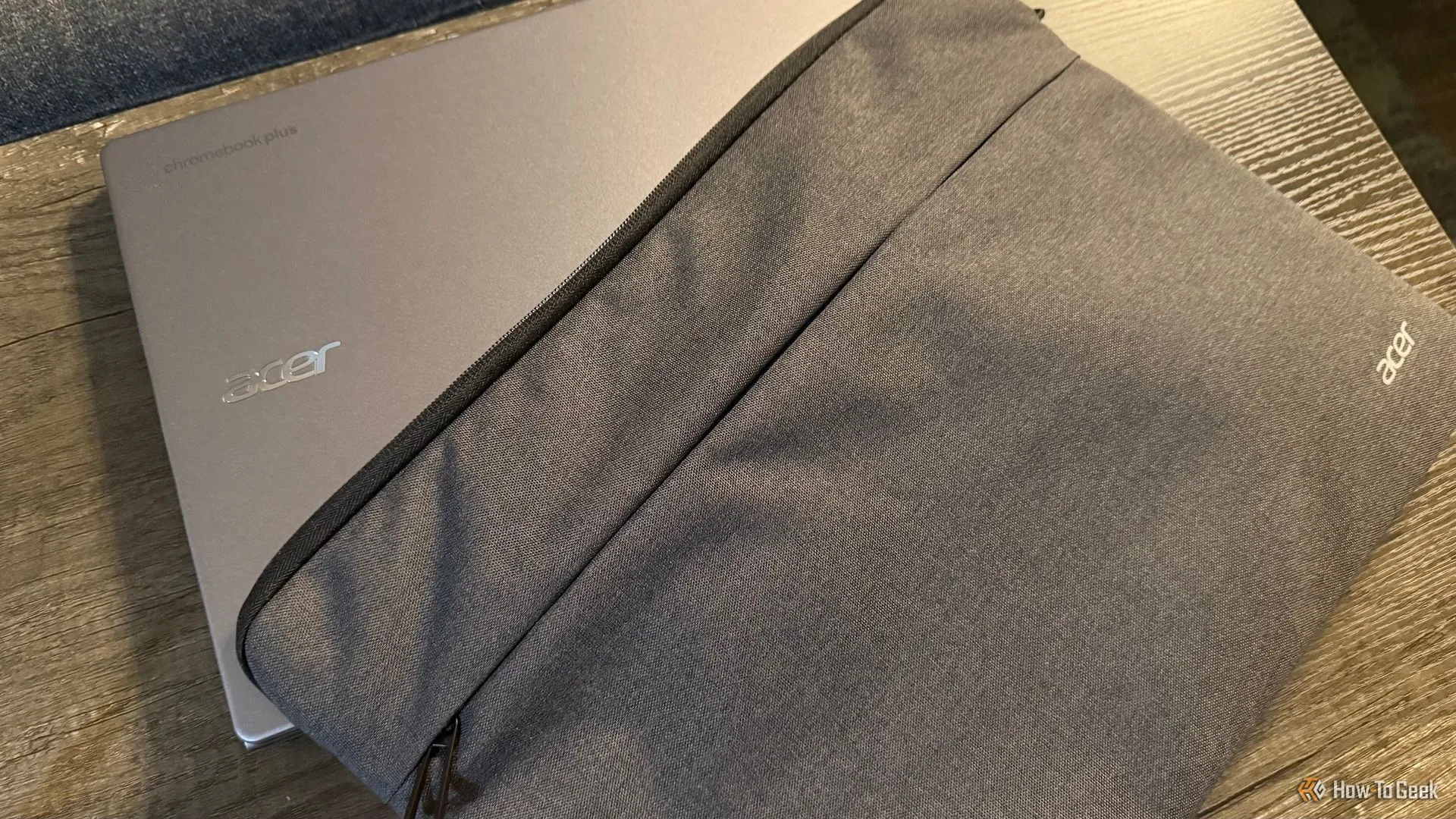 Acer Chromebook Plus 516 kèm vỏ bảo vệ (slip case) đi kèm.