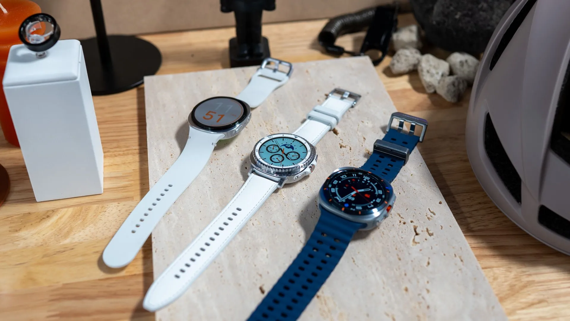 Ba mẫu đồng hồ Galaxy Watch 8, Watch 8 Classic và Watch Ultra 2025 xếp cạnh nhau thể hiện kích thước màn hình.