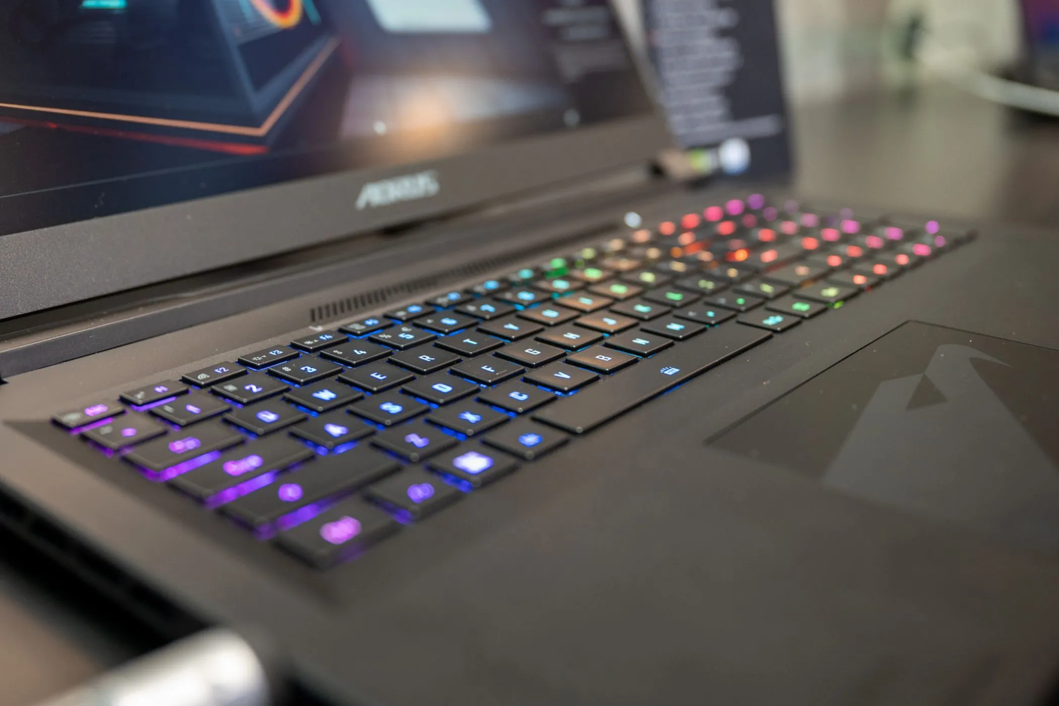 Bàn phím RGB trên laptop gaming Gigabyte Aorus với hiệu ứng ánh sáng độc đáo