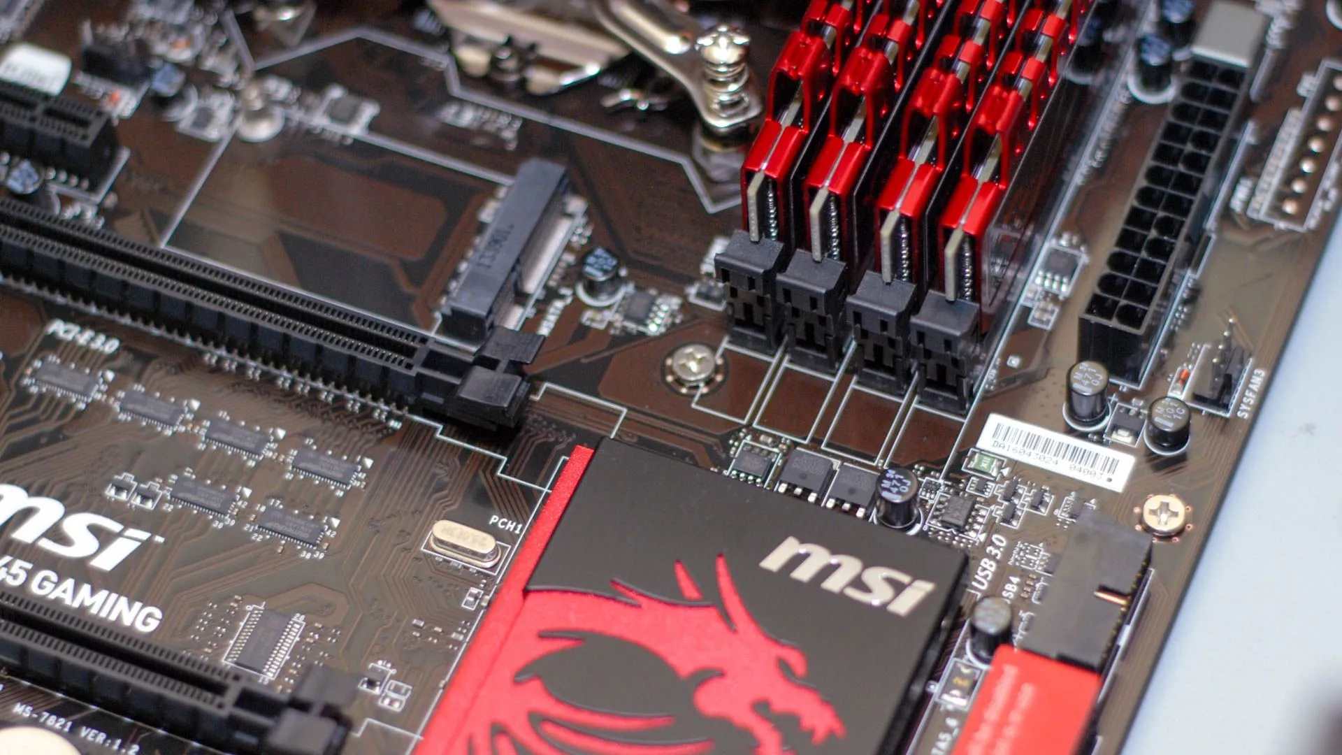 Bo mạch chủ MSI với các khe cắm RAM, PCIe và cổng kết nối