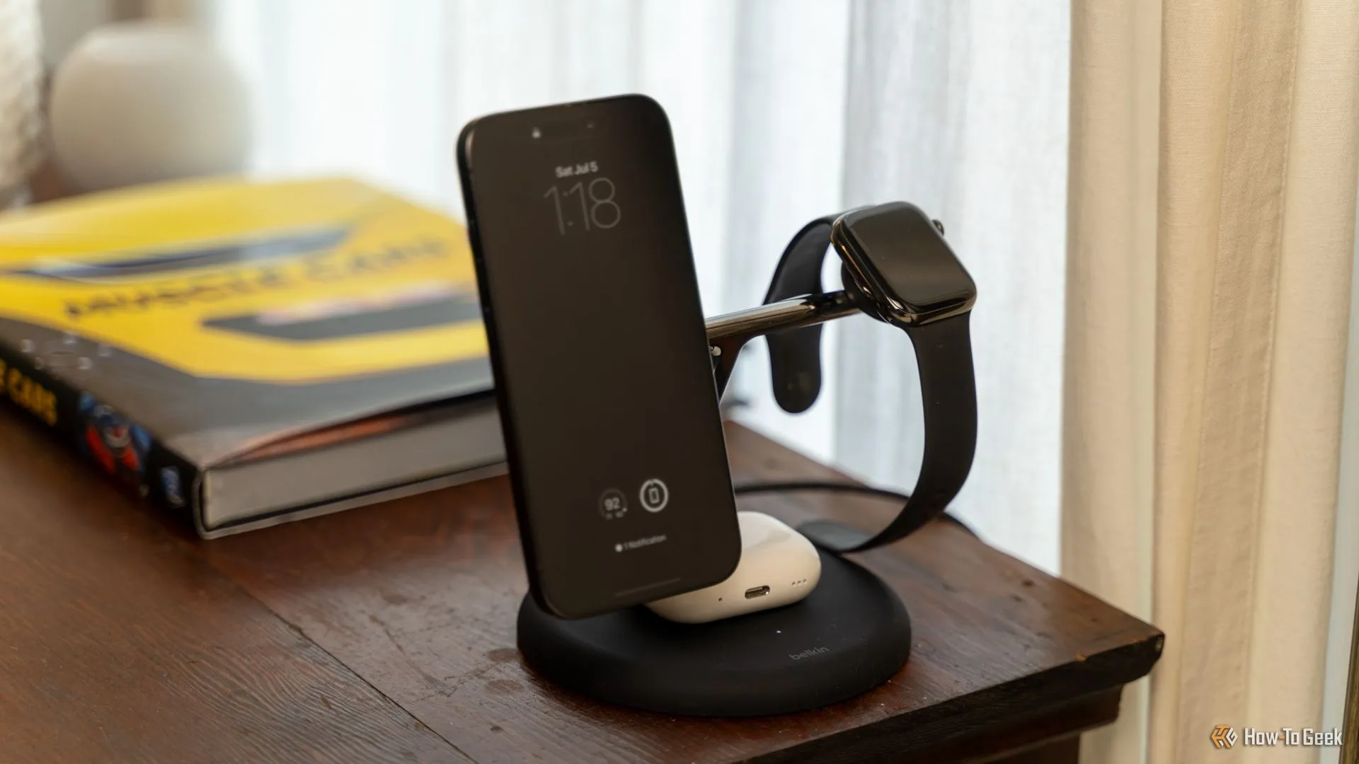 Bộ sạc không dây Belkin BoostCharge Pro 3-in-1 với iPhone, Apple Watch và AirPods đang sạc