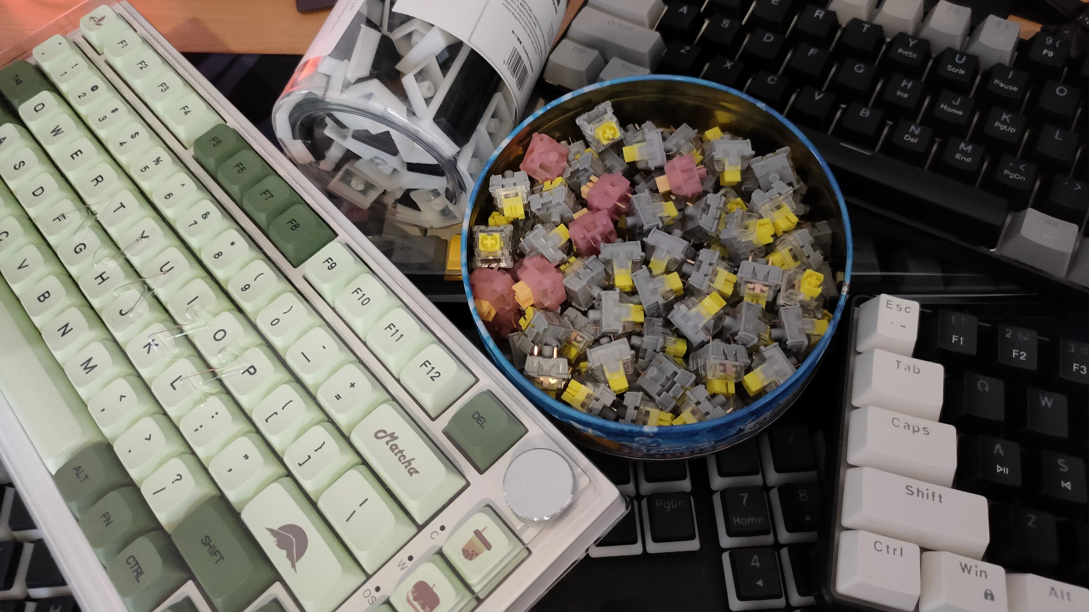 Bộ sưu tập bàn phím cơ, switch và keycap từ Temu của người chơi custom.