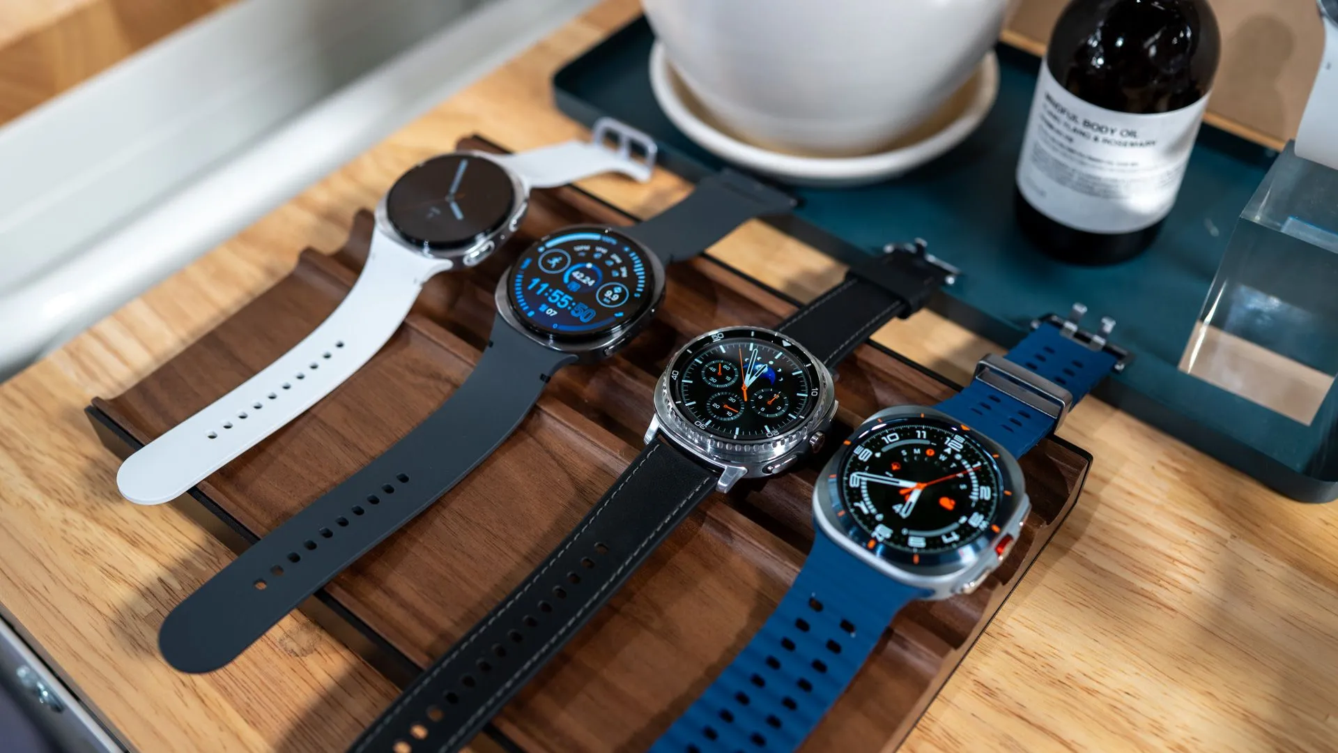 Bộ sưu tập đồng hồ thông minh Samsung Galaxy Watch 8, 8 Classic và Watch Ultra 2025 trên mặt bàn.