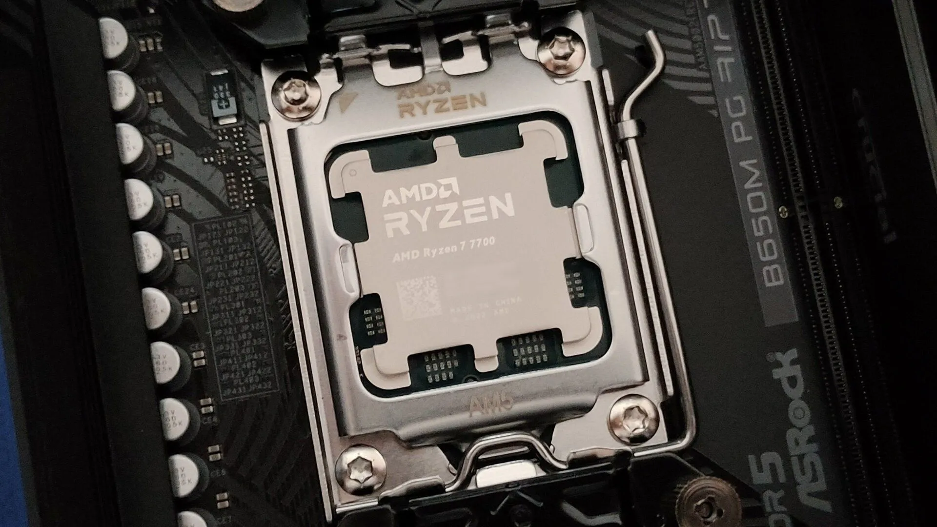 Bộ vi xử lý AMD Ryzen với công nghệ 3D V-Cache, thể hiện hiệu năng cao cho game thủ và chuyên gia
