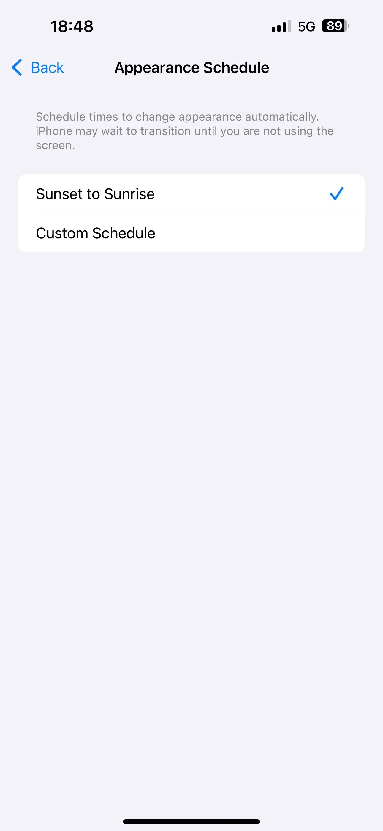 Cài đặt chế độ tự động bật Dark Mode theo &quot;Mặt trời lặn đến Mặt trời mọc&quot; trên iPhone.
