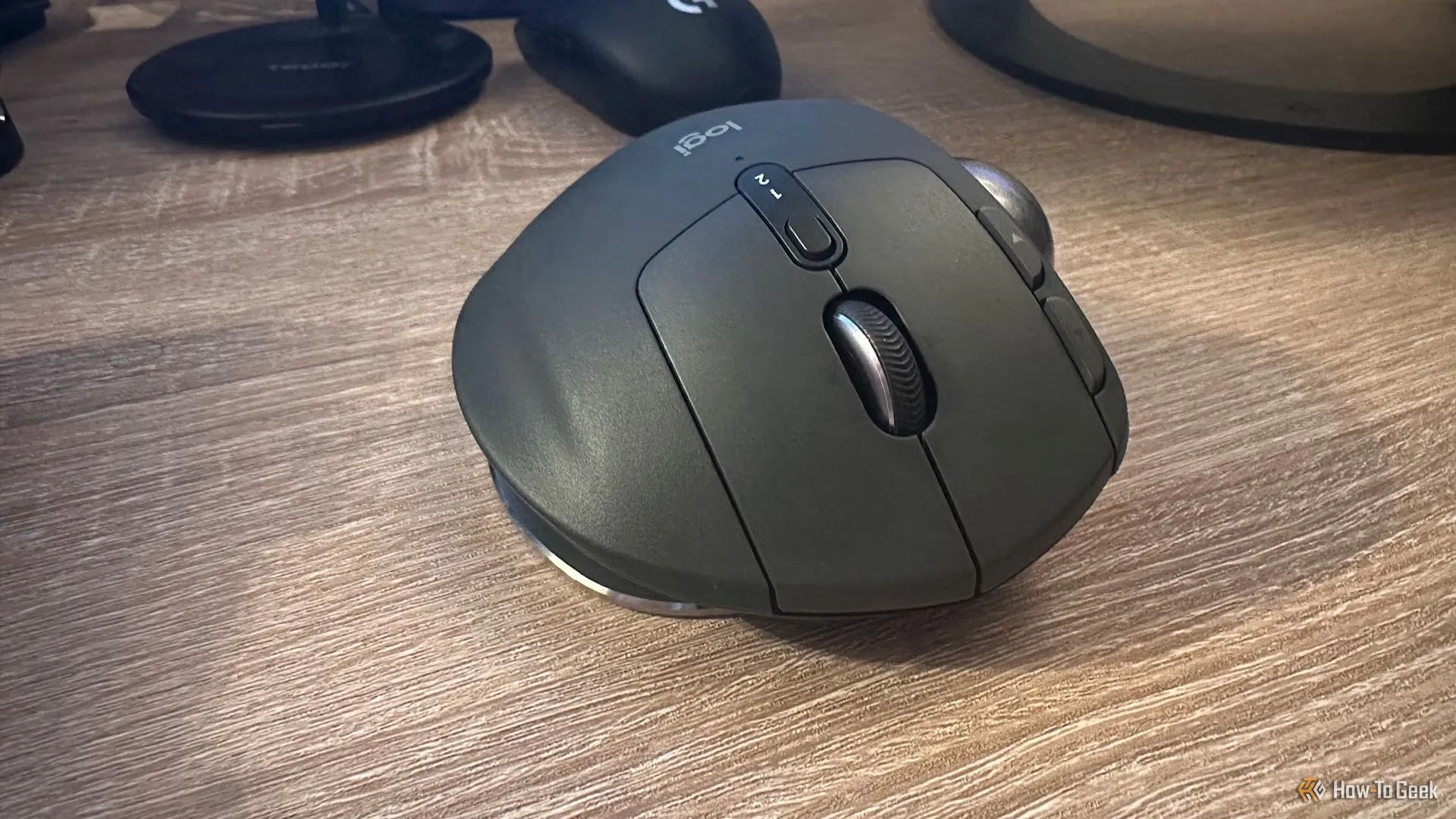 Cận cảnh các nút bấm chính của Logitech MX Ergo S