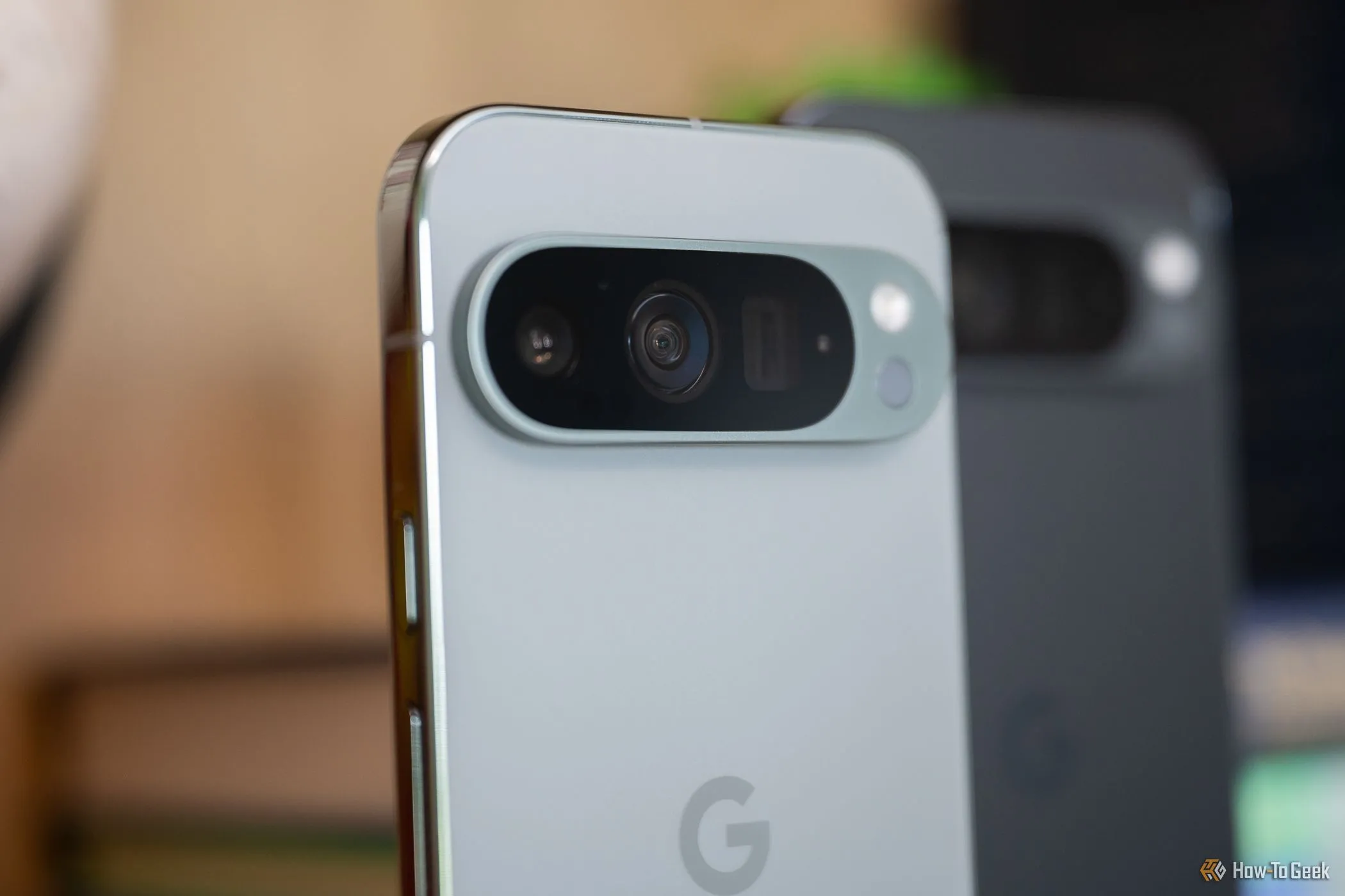 Cận cảnh cụm camera sau Google Pixel 9 Pro với cảm biến 50MP, 48MP và ống kính tele 5x