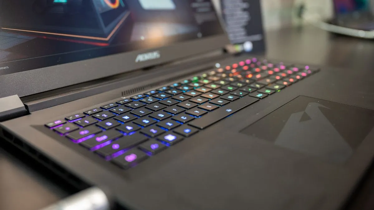 Cận cảnh laptop gaming Gigabyte với thiết kế mạnh mẽ