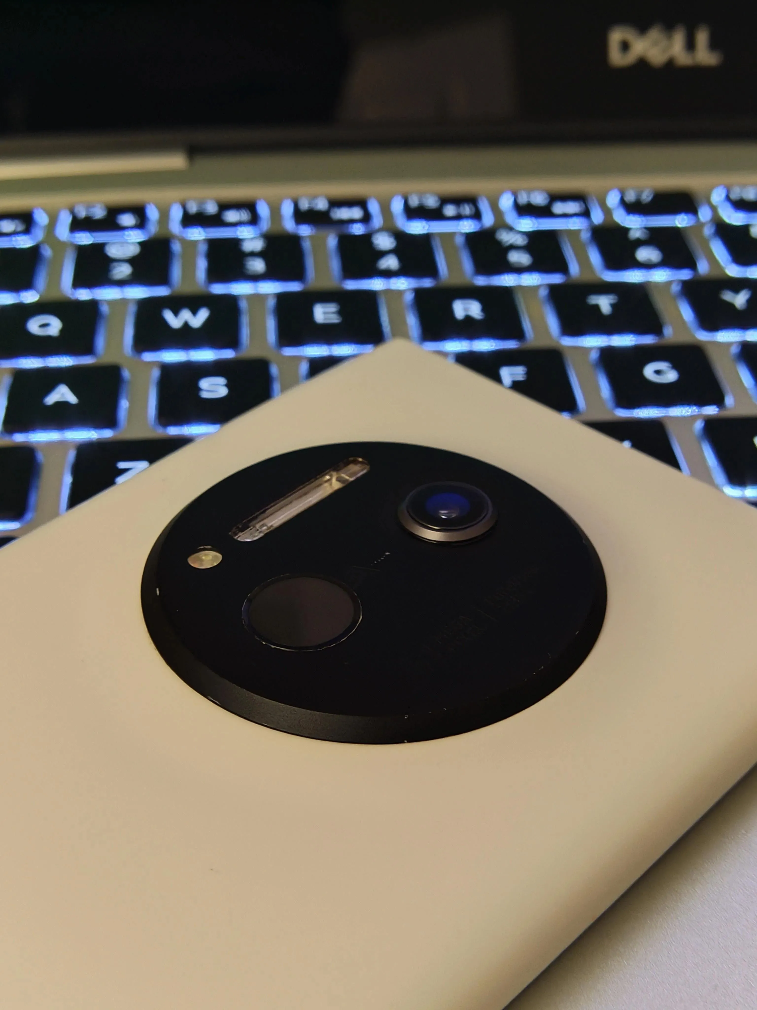 Cận cảnh mặt lưng LumiPhone với cụm camera Nokia Lumia 1020 và cảm biến vân tay tùy chỉnh
