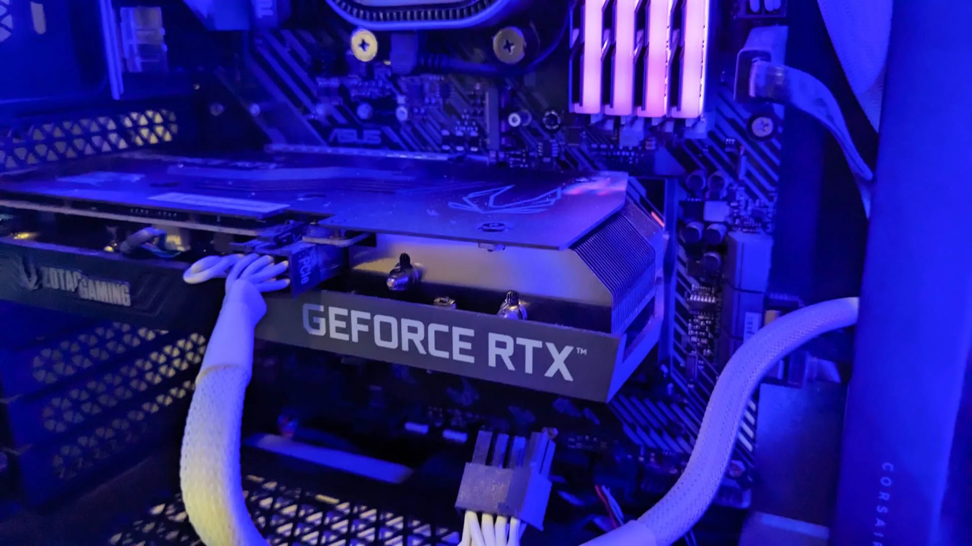 Card đồ họa GeForce trong máy tính