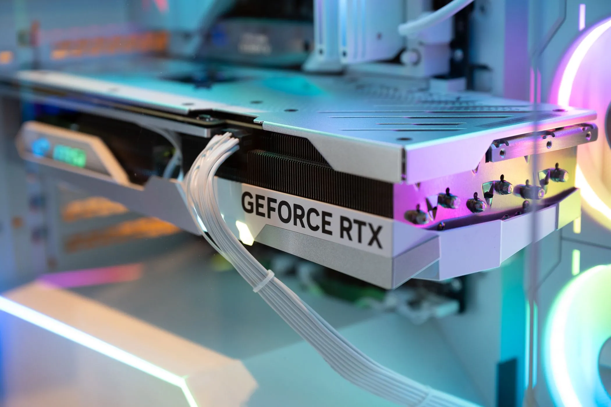 Card đồ họa NVIDIA GeForce RTX bên trong một máy tính chơi game, minh họa công nghệ DLSS phổ biến trên nền tảng PC.