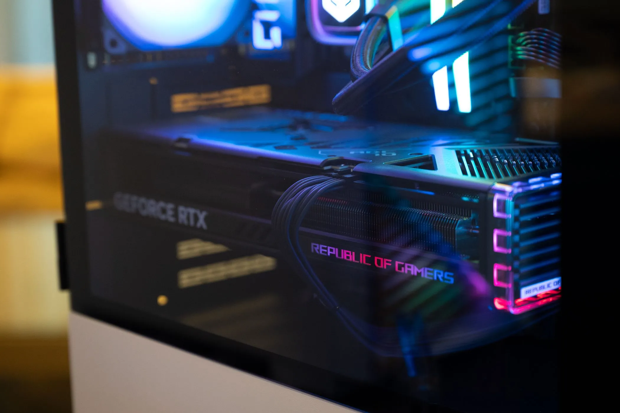 Card đồ họa NVIDIA GeForce RTX bên trong PC gaming ASUS Republic of Gamers