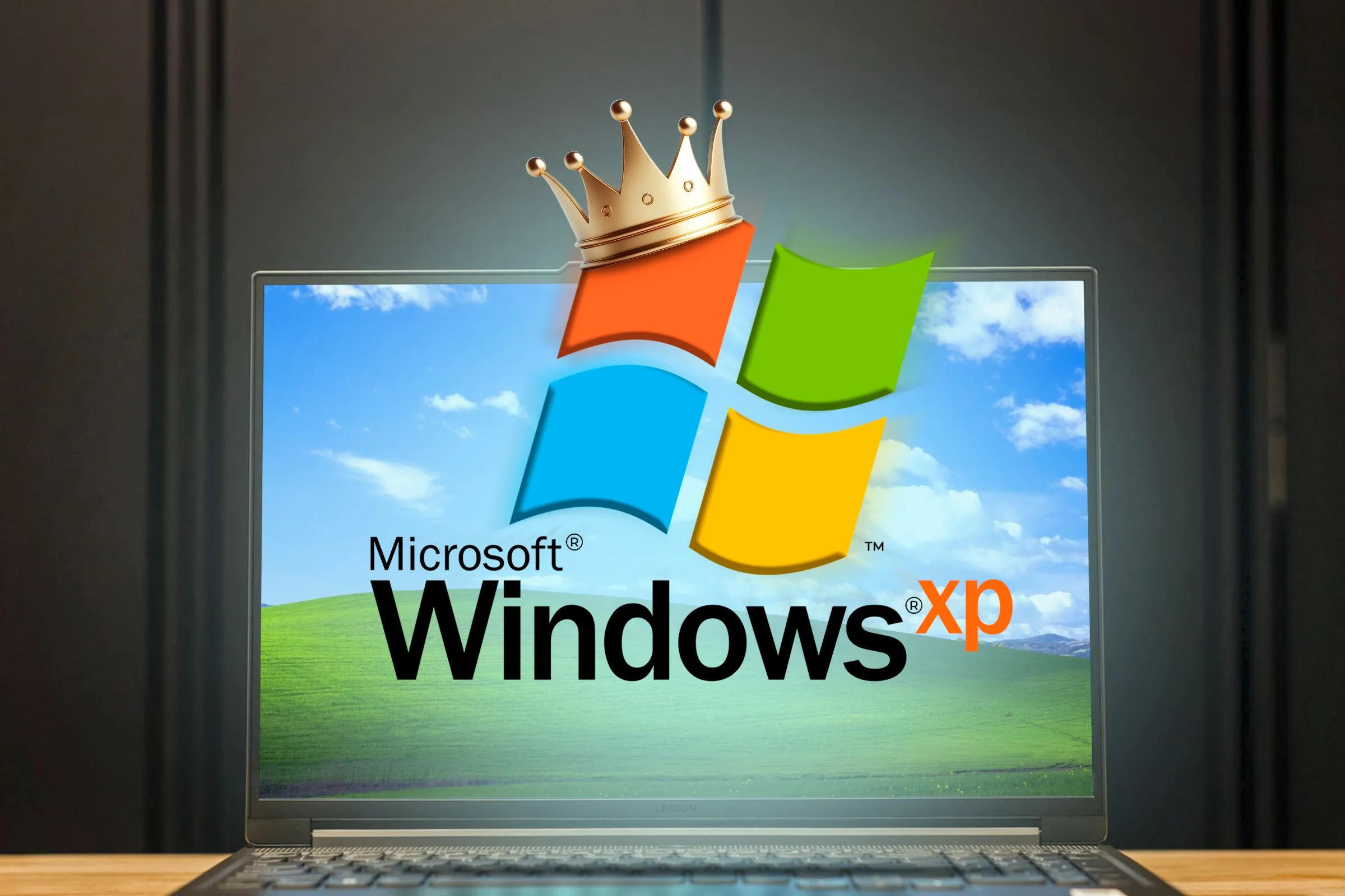 Chiếc laptop hiển thị hình nền mặc định cùng logo Windows XP vương miện, biểu tượng cho sự ổn định của hệ điều hành này trong quá khứ.