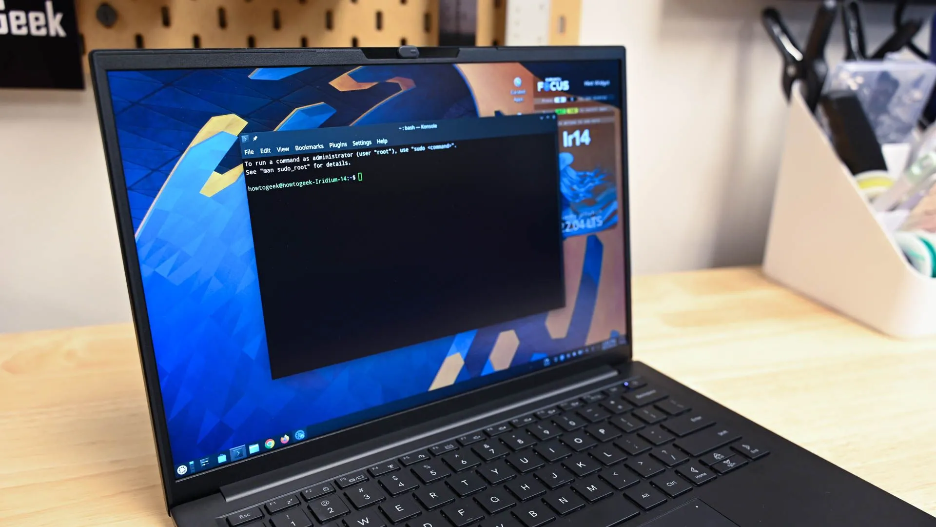 Cửa sổ Terminal Konsole trên laptop Linux Kubuntu Focus Ir14, biểu tượng cho việc tương tác dòng lệnh – một phần quan trọng khi học Linux chuyên sâu.