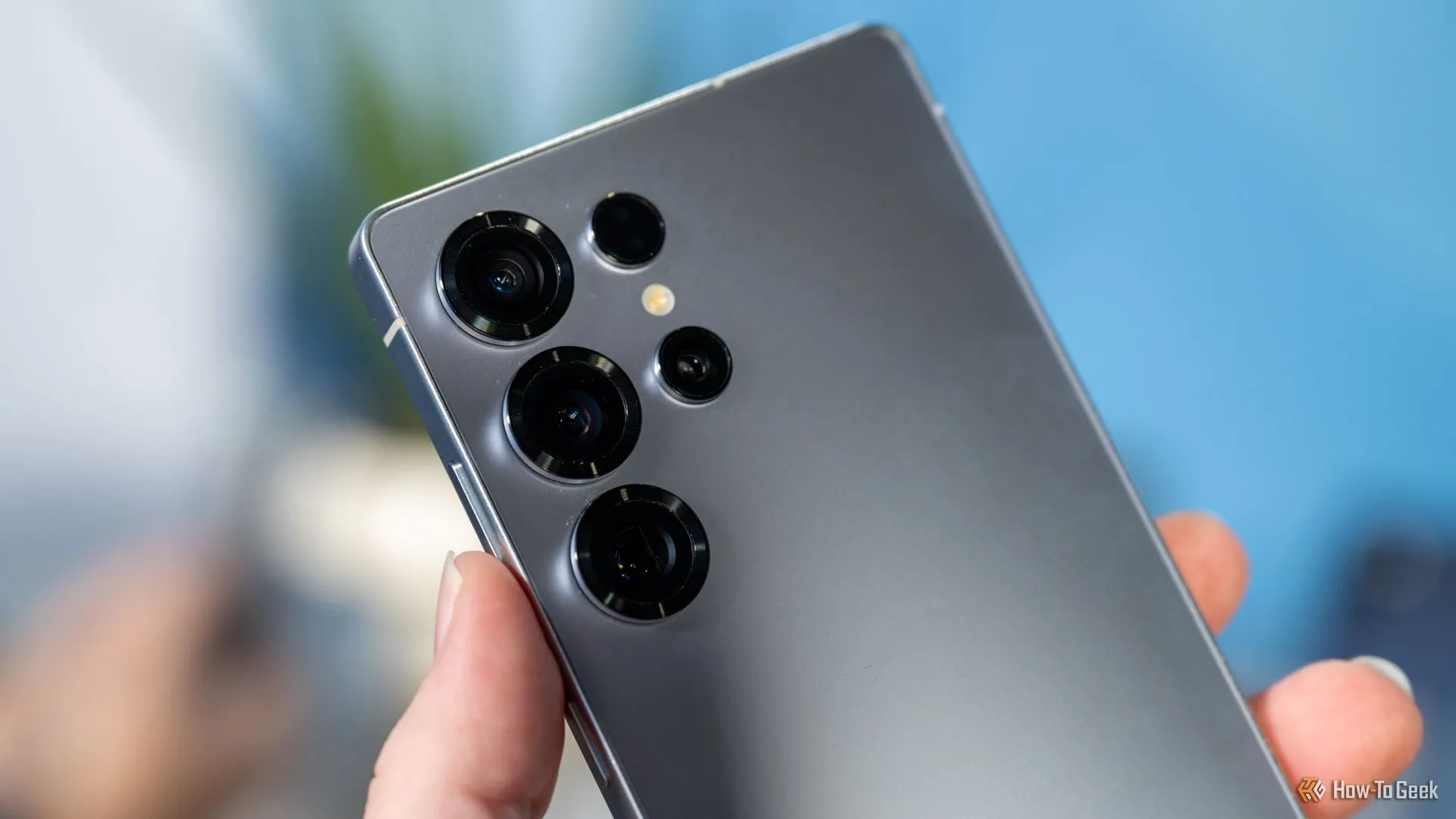 Cụm camera và cảm biến ở mặt lưng Samsung Galaxy S25 Ultra, cho thấy hệ thống chụp ảnh cao cấp.