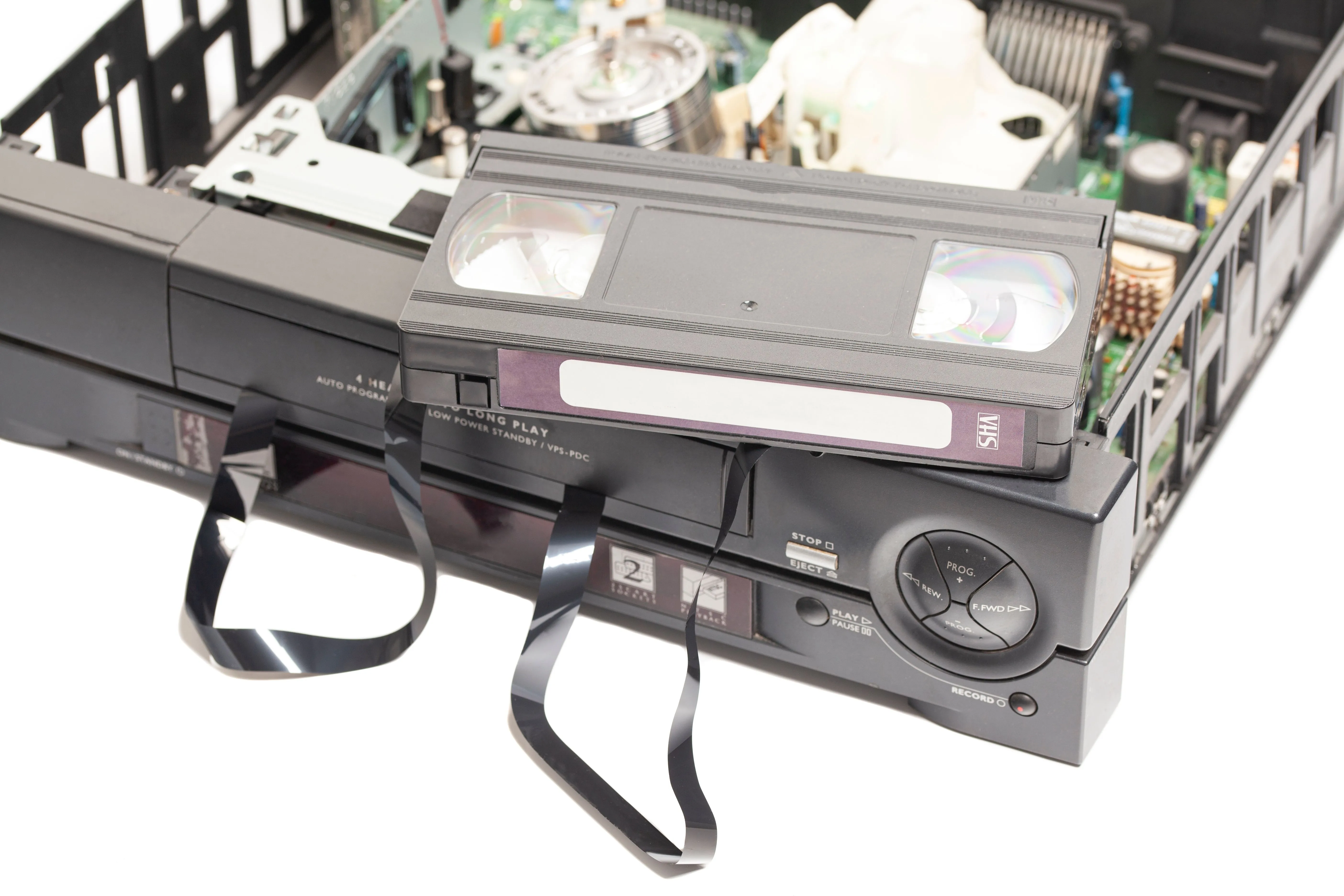 Đầu ghi video cassette cũ bị tháo rời với băng VHS bị kẹt và cuộn băng bung ra