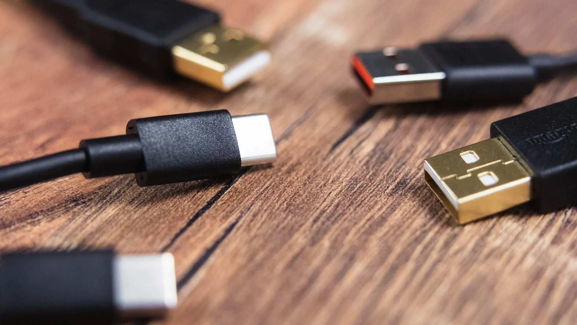 Đầu nối cáp USB-A và USB-C được chụp cận cảnh, cho thấy sự khác biệt tinh tế giữa các cổng sạc phổ biến.