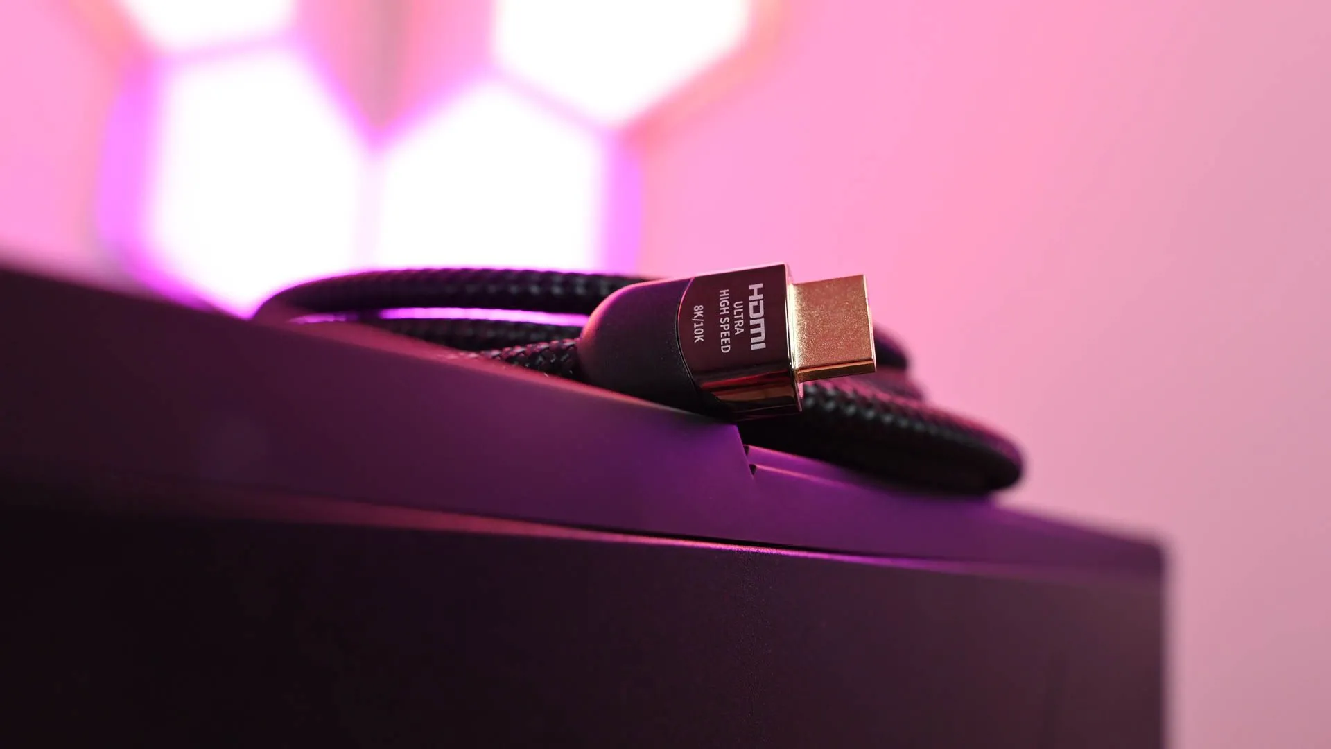 Dây cáp HDMI đặt trên máy tính, biểu tượng cho phụ kiện công nghệ thường bị &quot;upsell&quot; không cần thiết