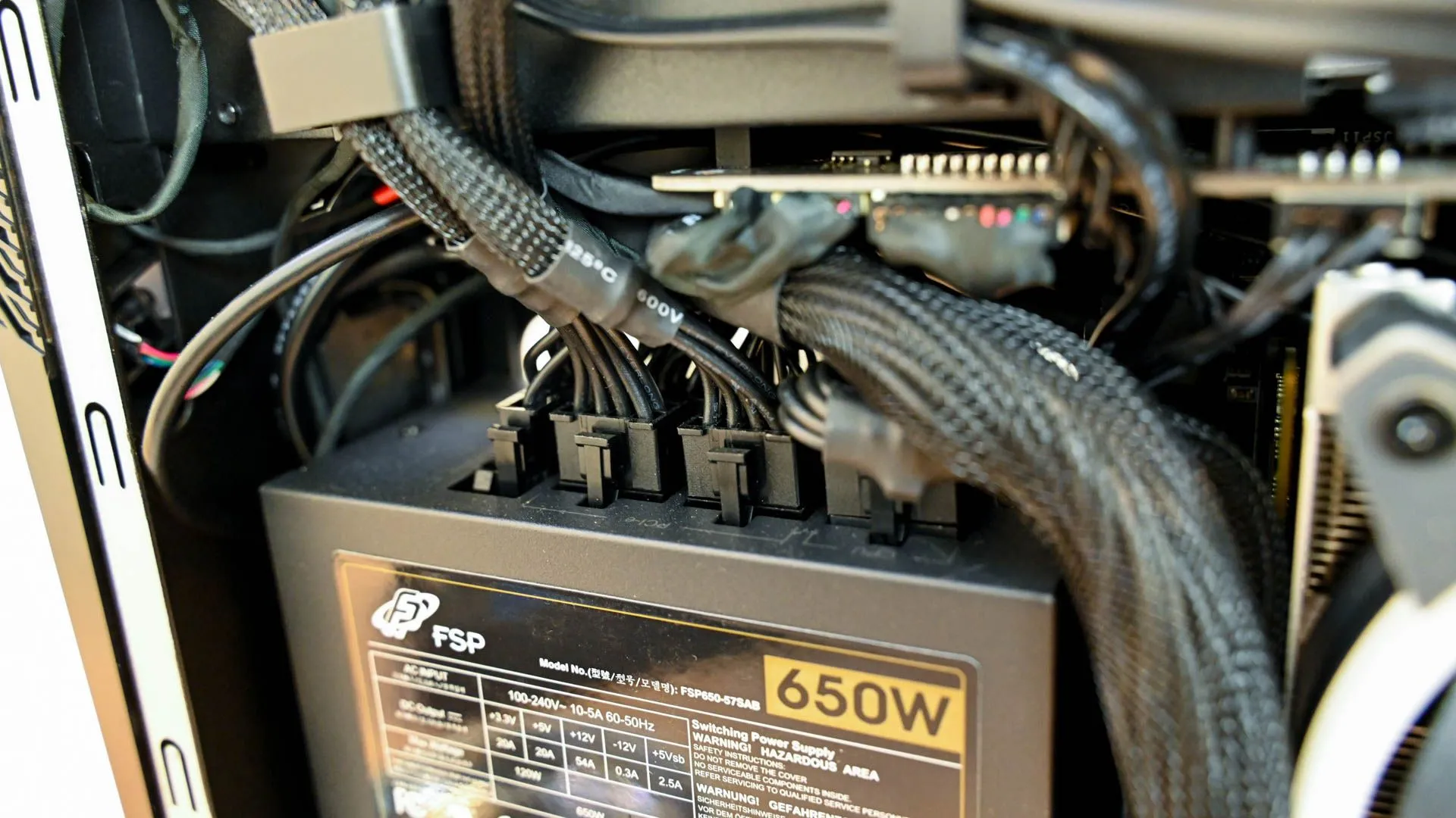 Dây cáp nguồn bên trong MSI Trident, một máy tính chơi game nhỏ gọn