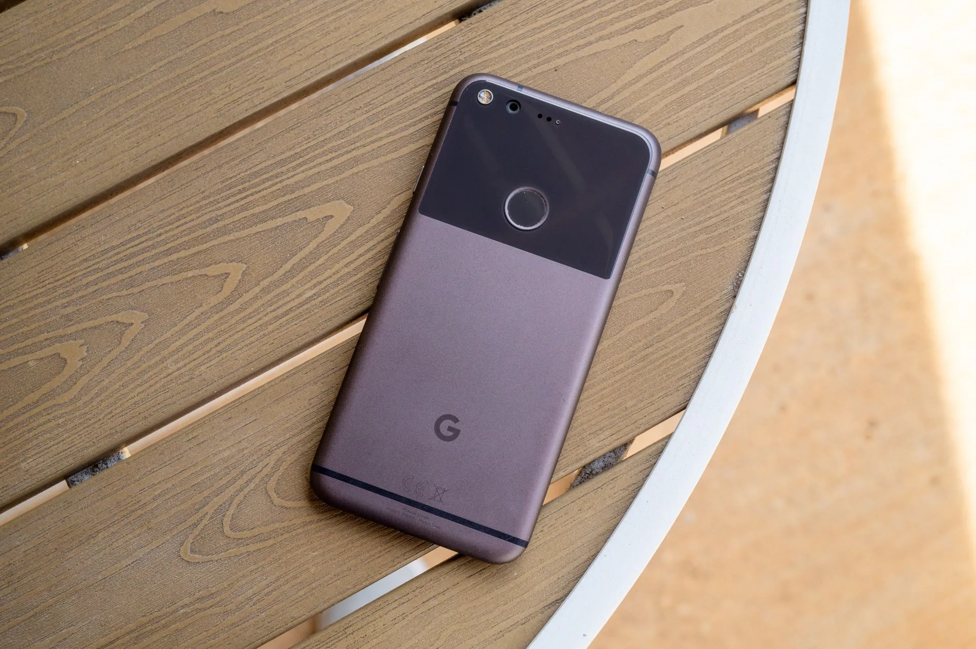 Điện thoại Google Pixel thế hệ đầu tiên trên bề mặt gỗ
