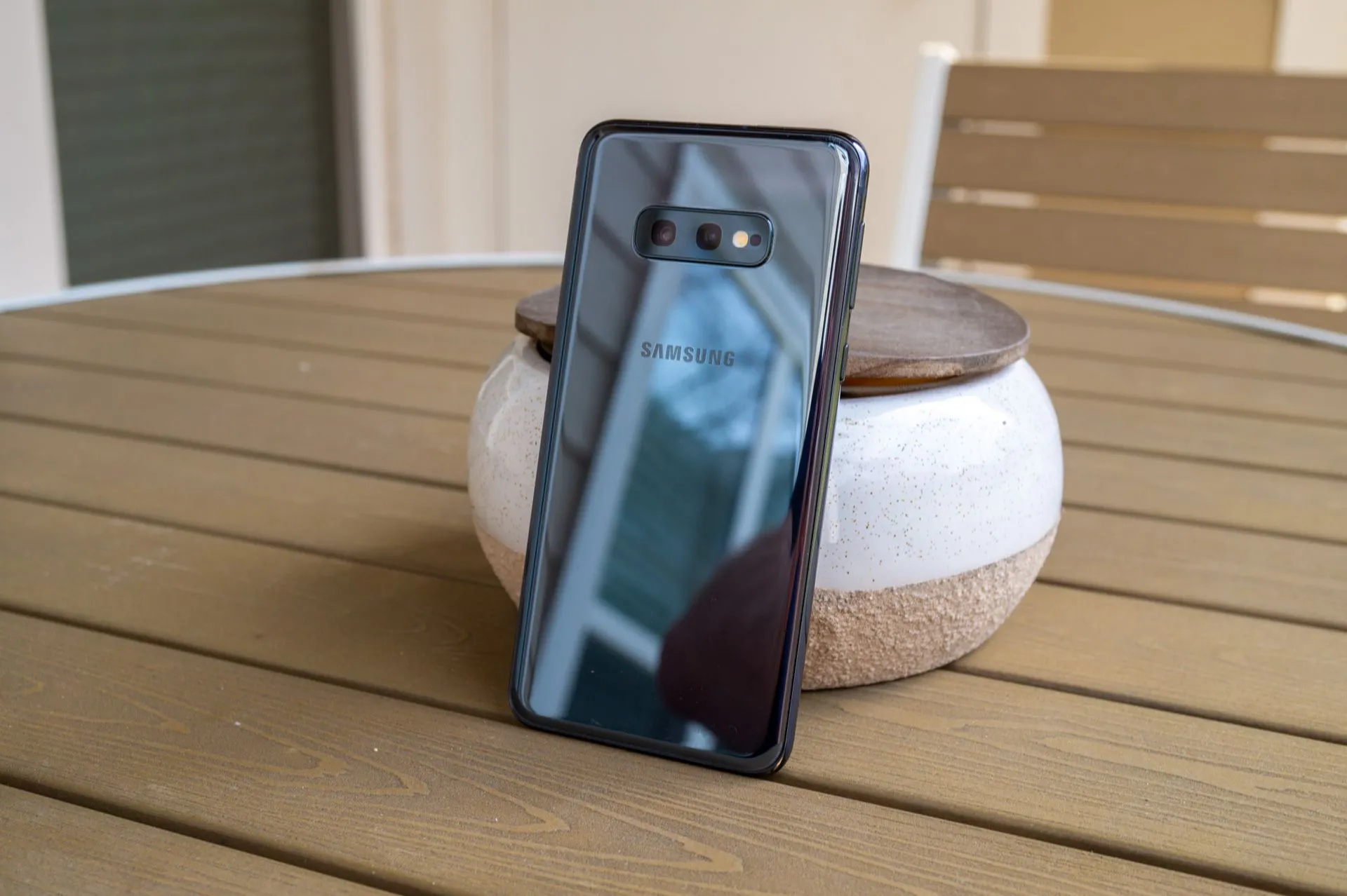 Điện thoại Samsung Galaxy S10e đặt trên bàn