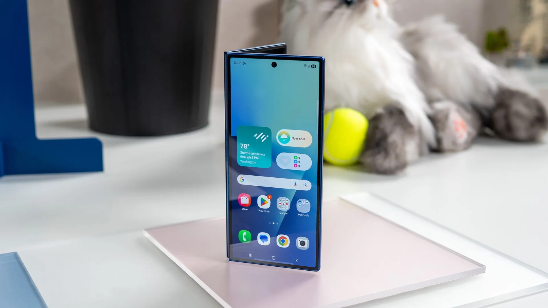Điện thoại Samsung Galaxy Z Fold 7 đang mở trên màn hình hiển thị trang chủ, với màn hình ngoài sáng rõ, minh họa khả năng kết nối toàn diện bao gồm tính năng vệ tinh.