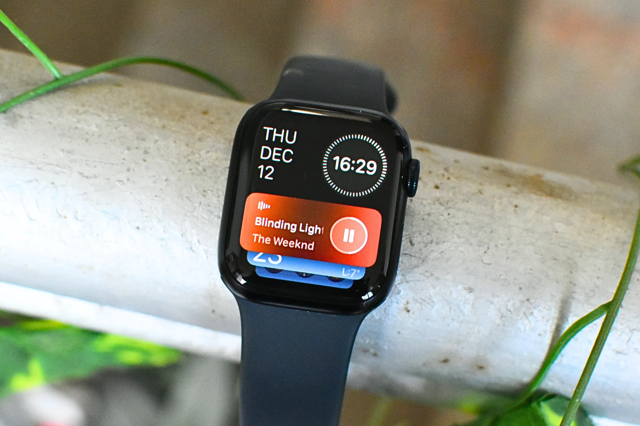 Đồng hồ thông minh Apple Watch Series đang hiển thị mặt đồng hồ với các thông báo