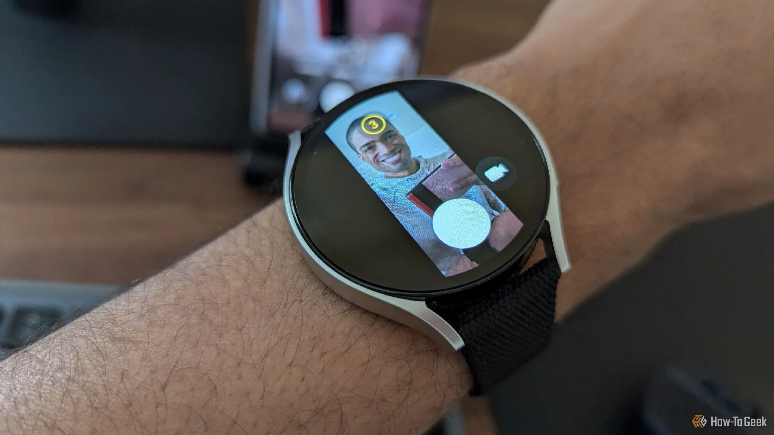 Đồng hồ thông minh Galaxy Watch 6 được sử dụng làm remote chụp ảnh cho Galaxy Z Fold 6, một giải pháp thay thế hiệu quả cho Air Actions của S Pen.
