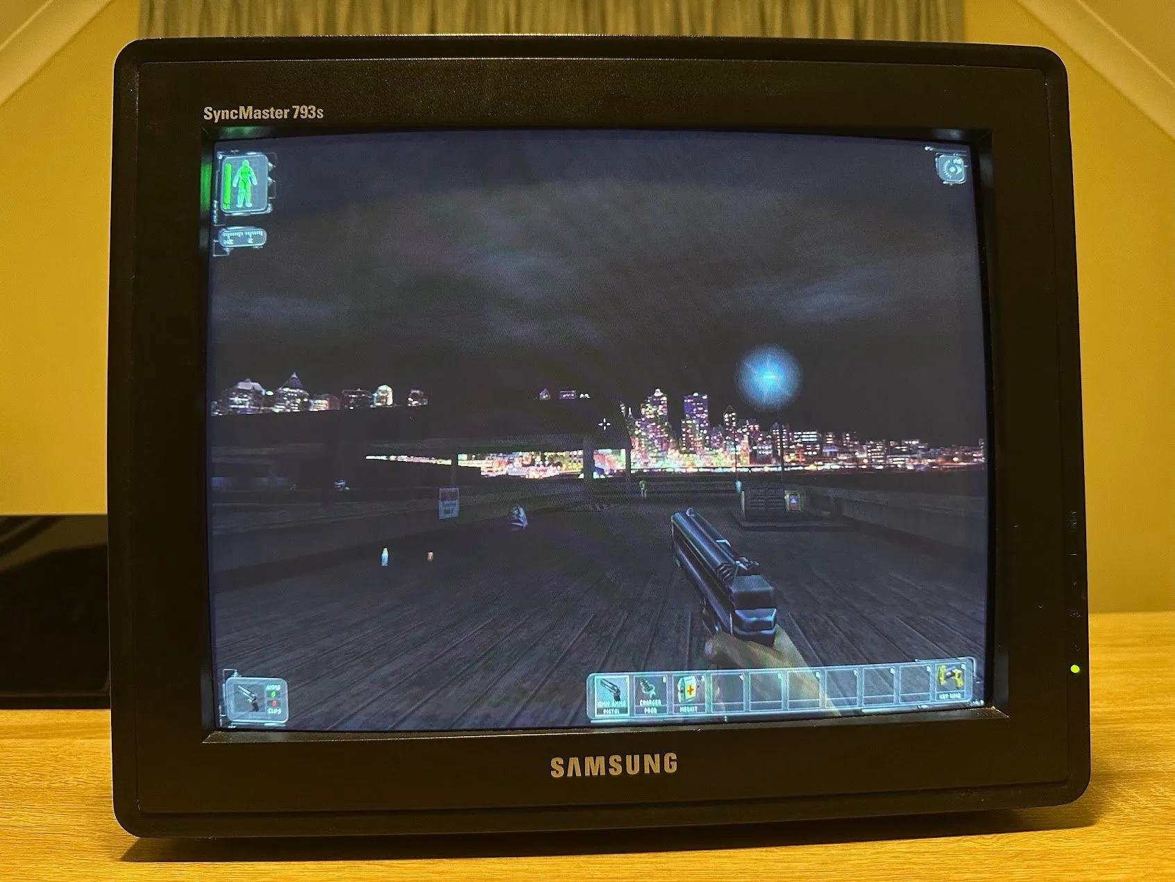 Game Deus Ex kinh điển chạy trên màn hình CRT, gợi nhớ đồ họa cyberpunk