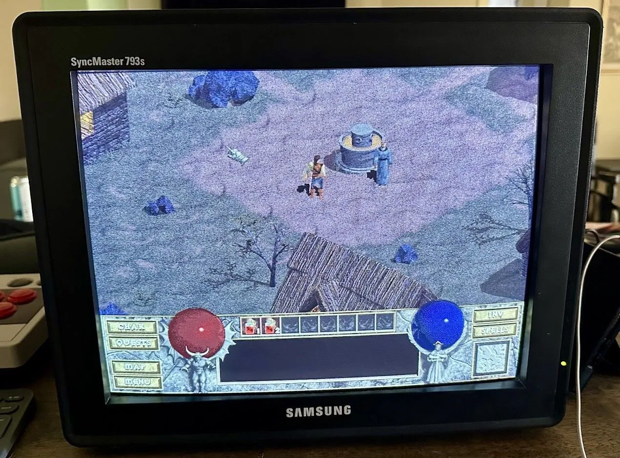 Game Diablo đang chạy mượt mà trên màn hình CRT, thể hiện chất lượng hình ảnh chân thực