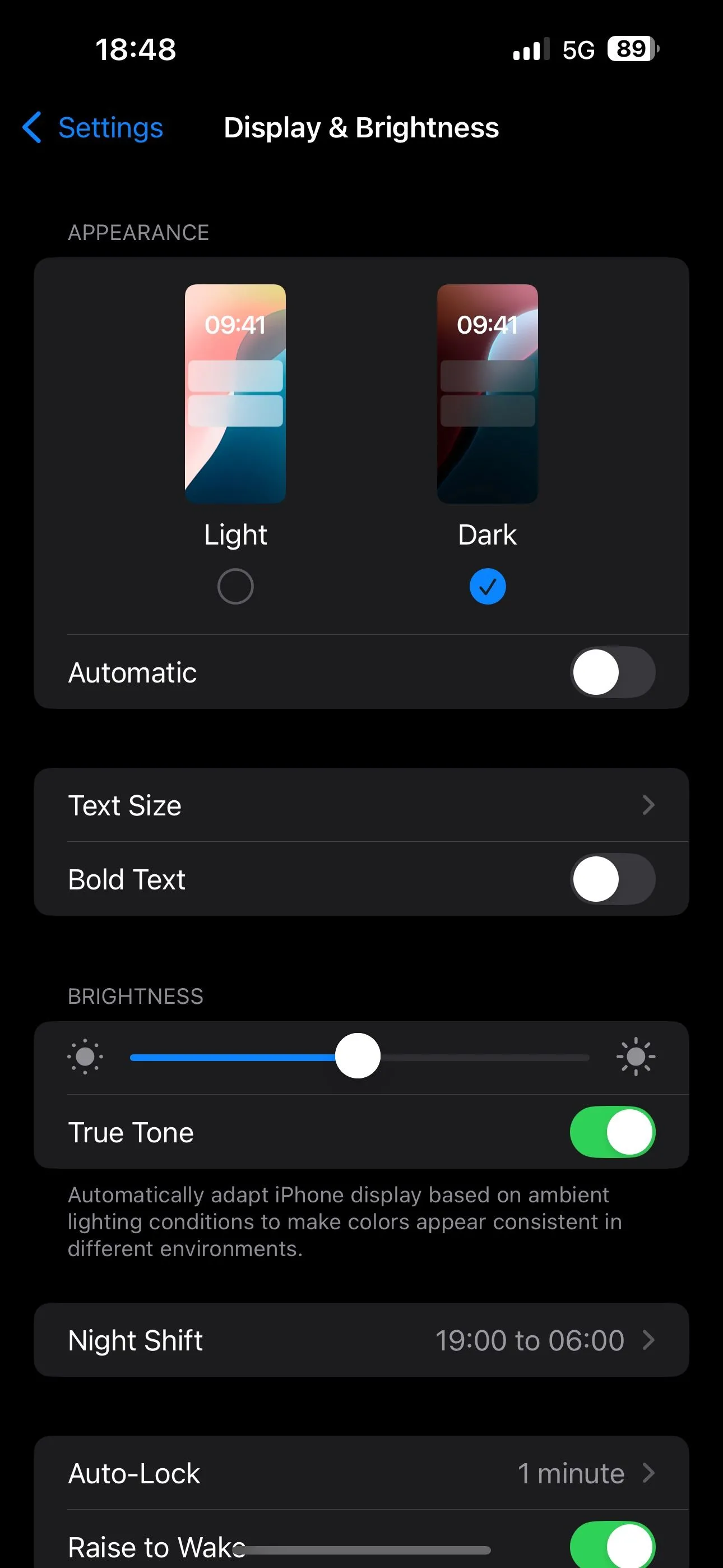 Giao diện cài đặt Chọn chế độ tối (Dark) trong phần Màn hình &amp; Độ sáng của iPhone.
