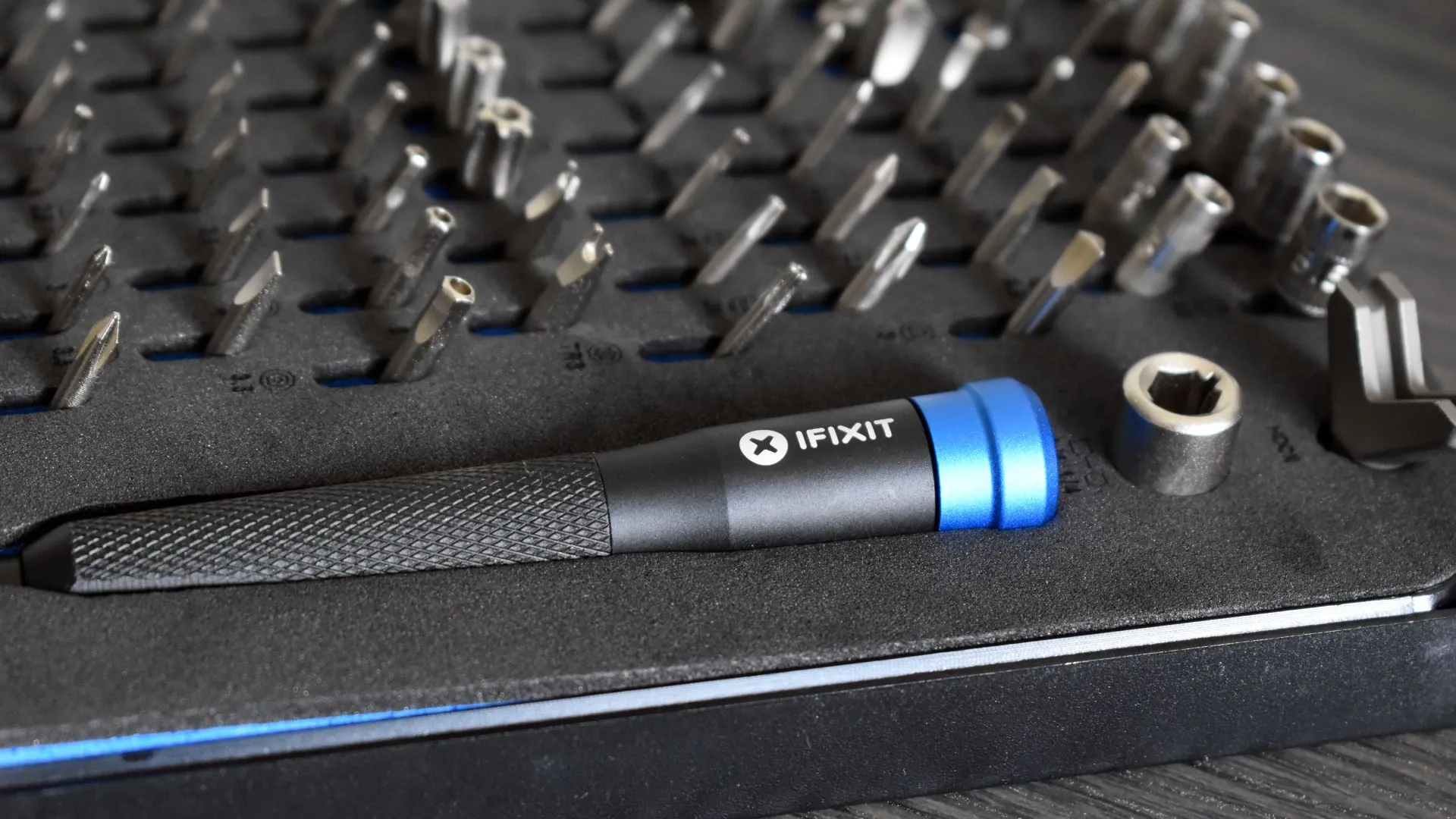 Giao diện công cụ kiểm tra tương thích linh kiện của iFixit trên website