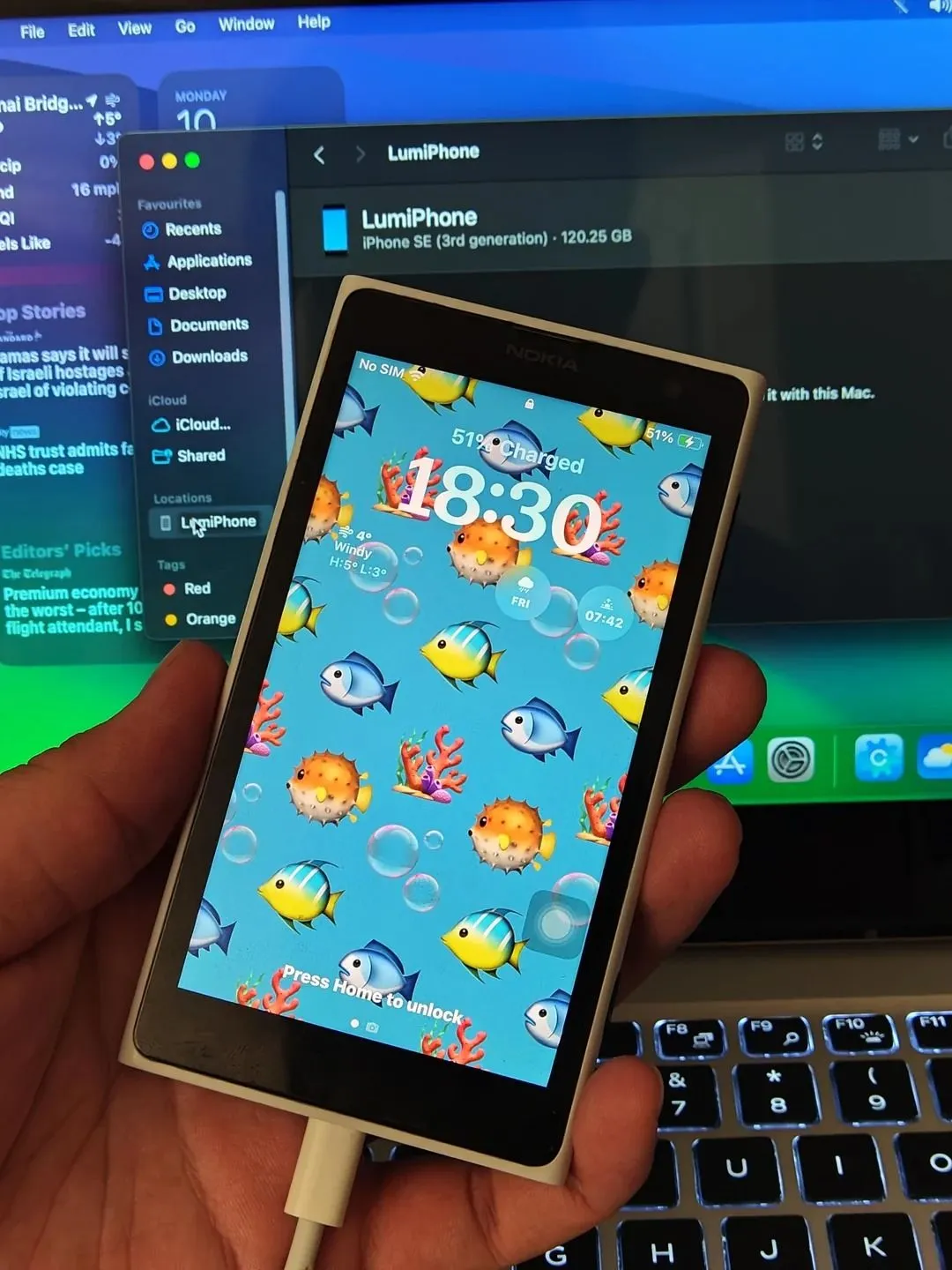 Giao diện iOS trên màn hình 16:9 của LumiPhone, cho thấy khả năng hoạt động đầy đủ