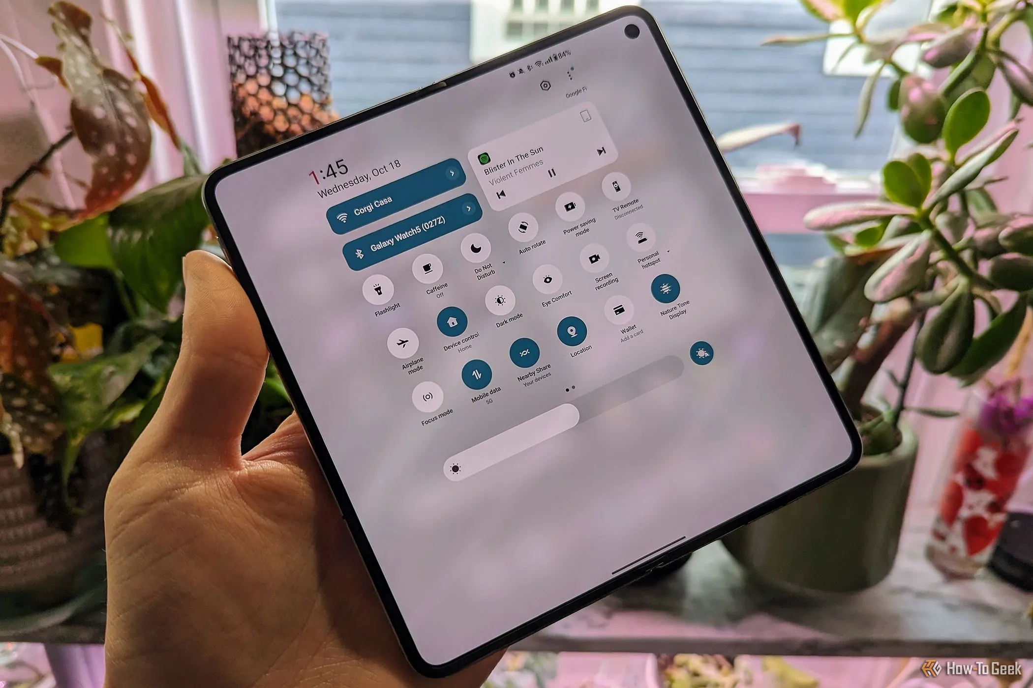 Giao diện OxygenOS 15 trên điện thoại OnePlus Open, với màn hình chính hiển thị widget và biểu tượng ứng dụng, thể hiện sự mượt mà và khả năng tùy biến của hệ điều hành OnePlus.