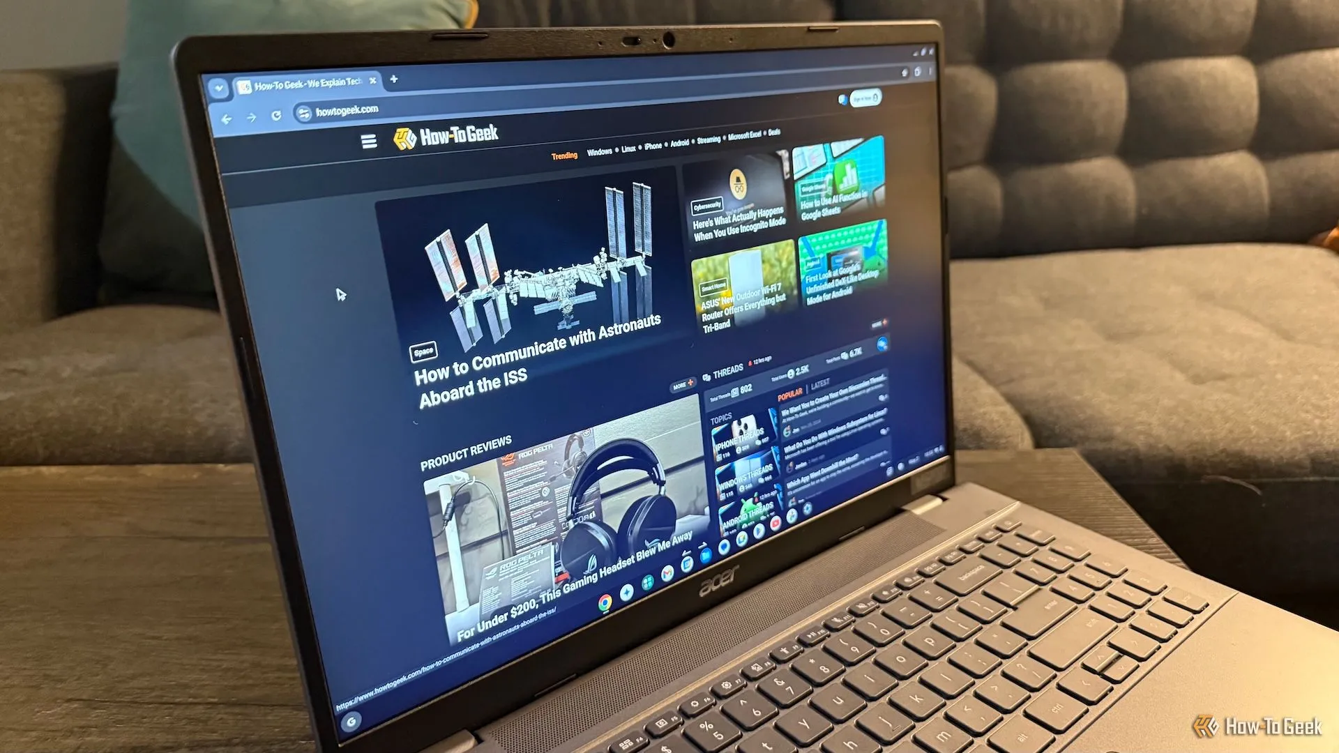 Góc nhìn cận cảnh màn hình 16 inch của Acer Chromebook Plus 516.