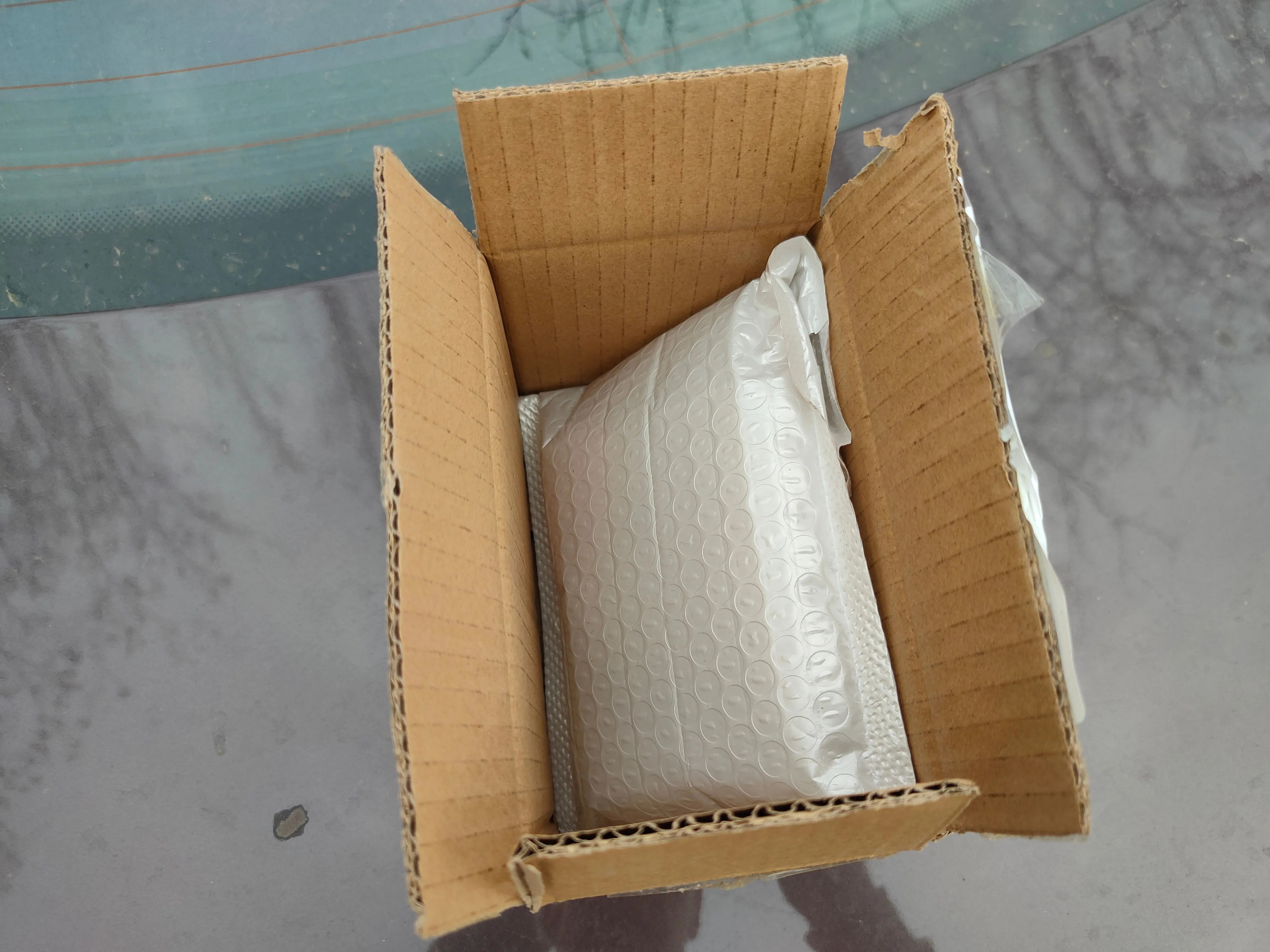 Gói hàng chứa bộ vi xử lý (CPU) sẵn sàng để trả lại, minh họa cho việc tận dụng chính sách đổi trả sản phẩm công nghệ