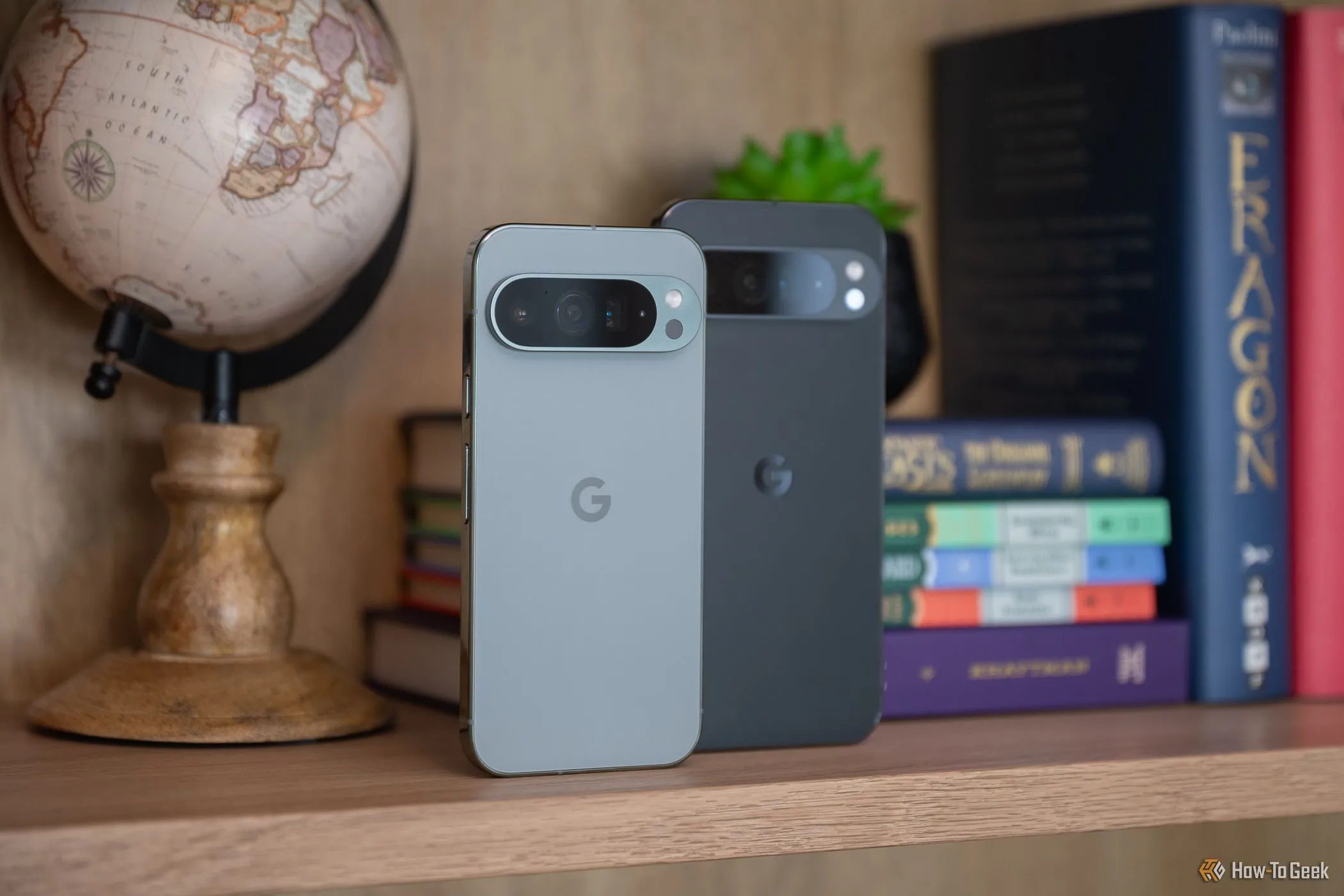 Google Pixel 9 Pro và 9 Pro XL trên kệ, đại diện cho điện thoại Android có hỗ trợ phần mềm lâu dài.