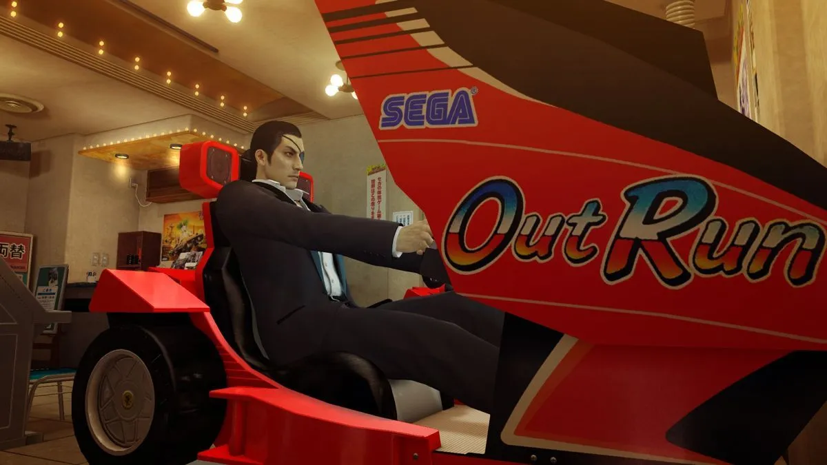 Goro Majima, nhân vật trong Yakuza 0, đang chơi mini-game Out Run, thể hiện sự đa dạng hoạt động giải trí trong game giúp người chơi tránh burnout.