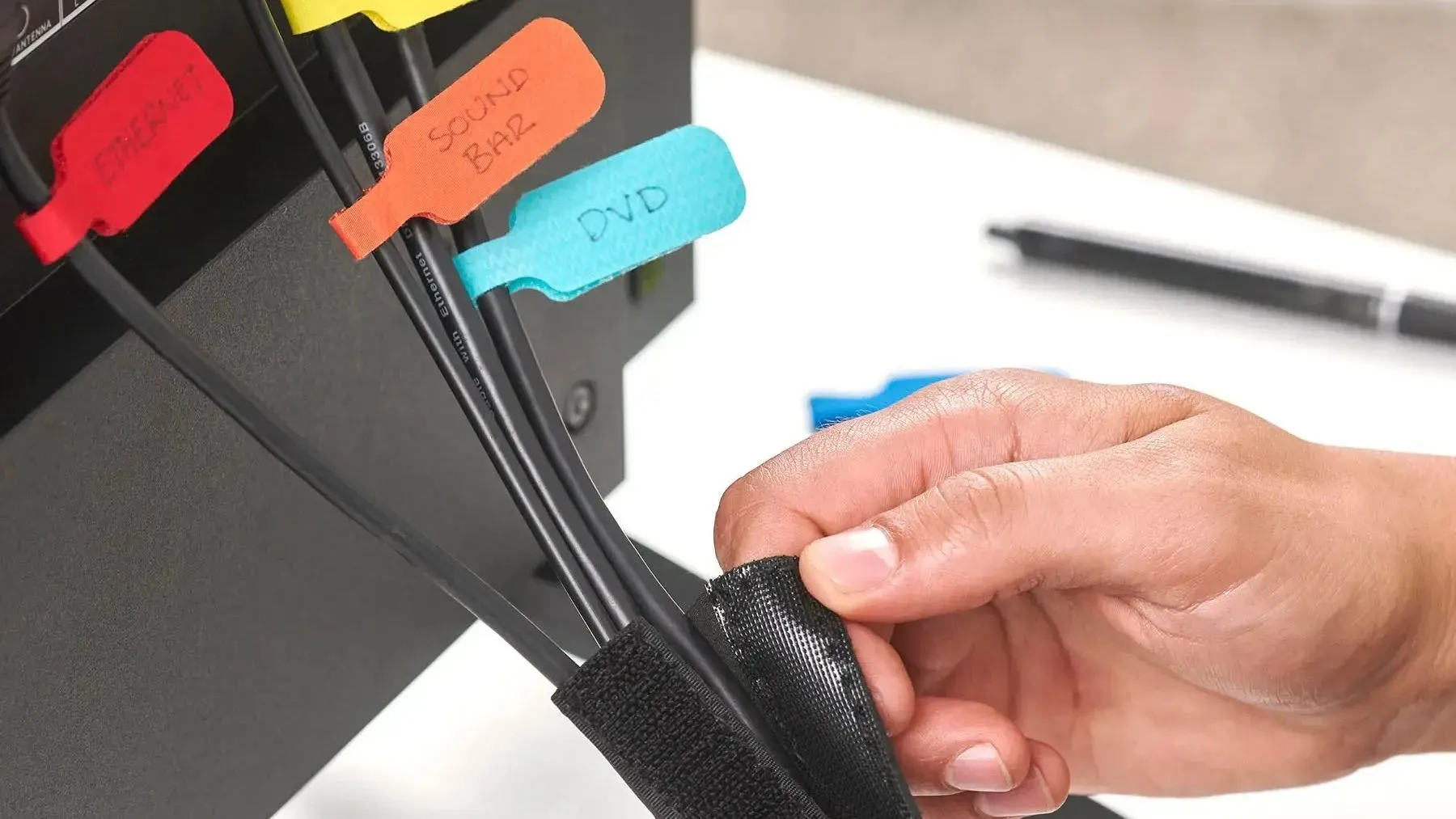 Hệ thống dây cáp rạp hát tại gia được dán nhãn và bó gọn bằng dây velcro, gợi ý cách quản lý và phân loại dây điện khoa học.