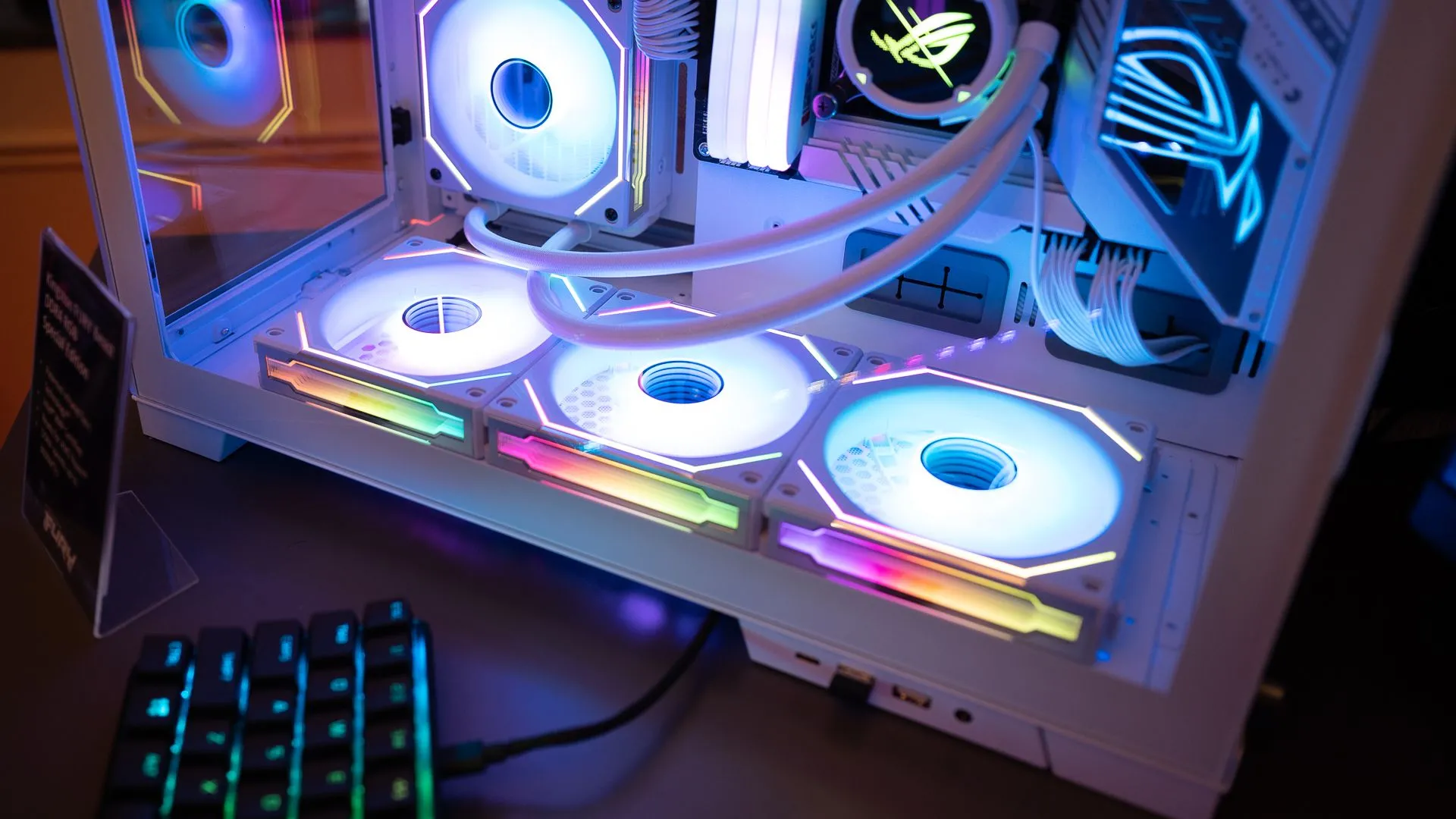 Hệ thống quạt RGB bên trong một chiếc PC gaming đang hoạt động, thể hiện khả năng tùy biến về mặt thẩm mỹ khi tự lắp máy tính.