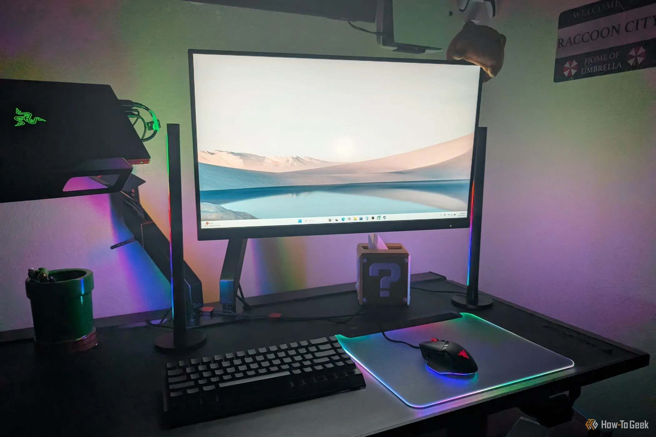 Hệ thống setup gaming với Razer Aether Light Bars đồng bộ ánh sáng RGB với các thiết bị Razer khác