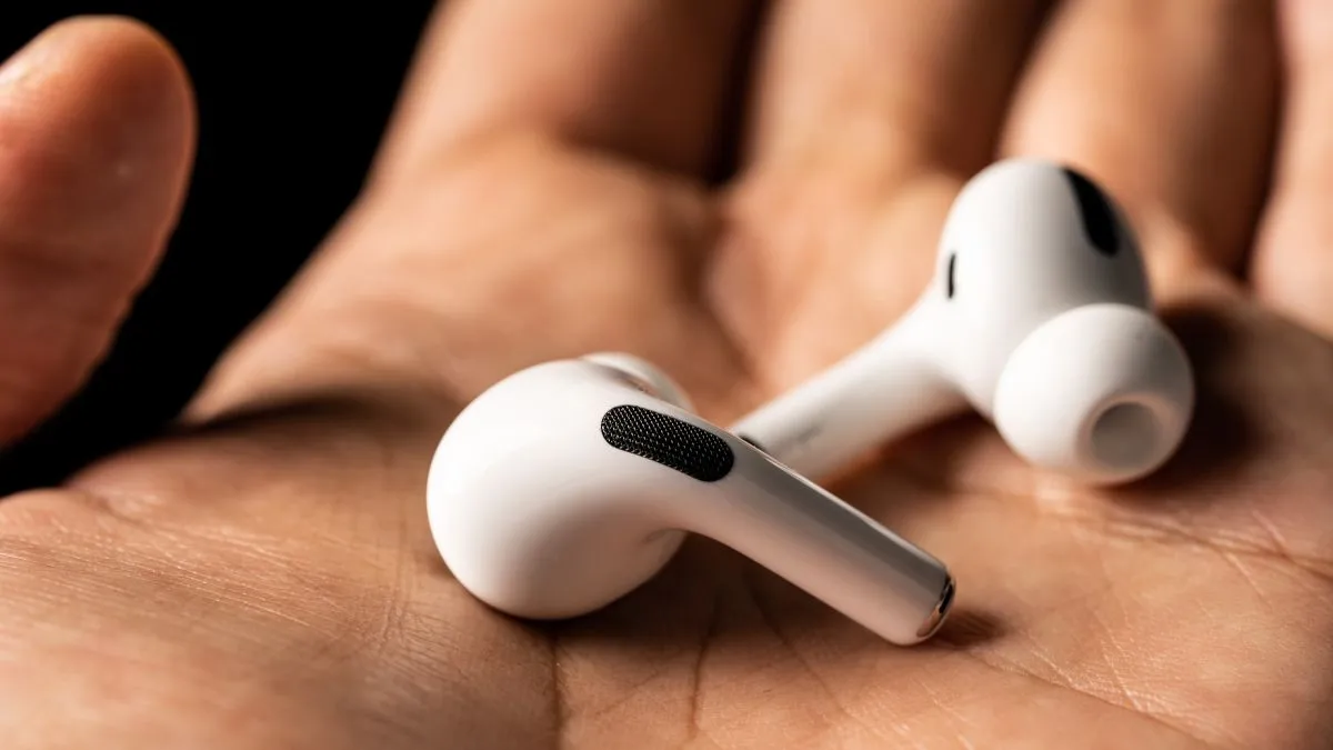 Hình ảnh AirPods được đeo trong tai người, minh họa vấn đề vừa vặn và thoải mái.