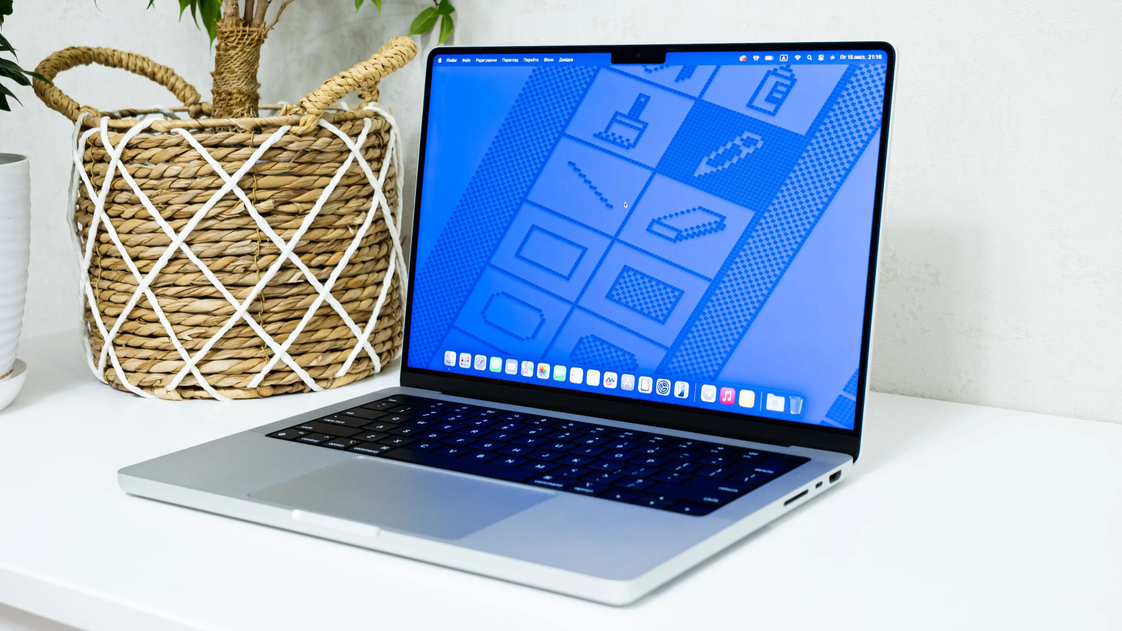Hình ảnh một chiếc MacBook Pro M4 hiện đại, đại diện cho hệ sinh thái Apple và các ứng dụng mã nguồn mở