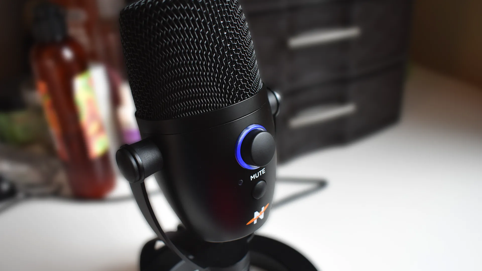 Hình ảnh một micro đặt trên bàn, tượng trưng cho khả năng ghi âm của các phần mềm như OBS Studio.