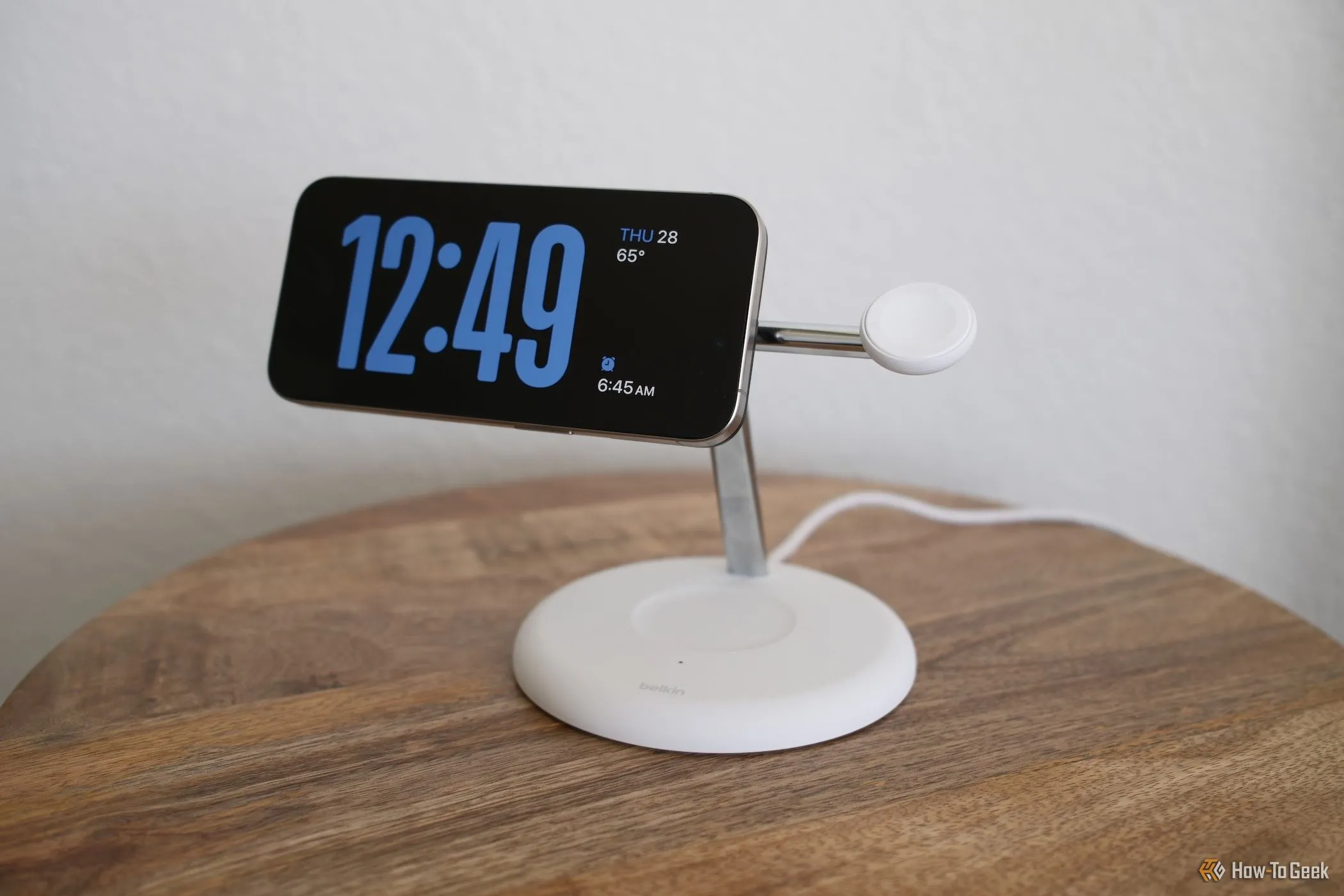 iPhone đang sạc chế độ StandBy trên đế sạc Belkin BoostCharge Pro 3-in-1 MagSafe Qi2