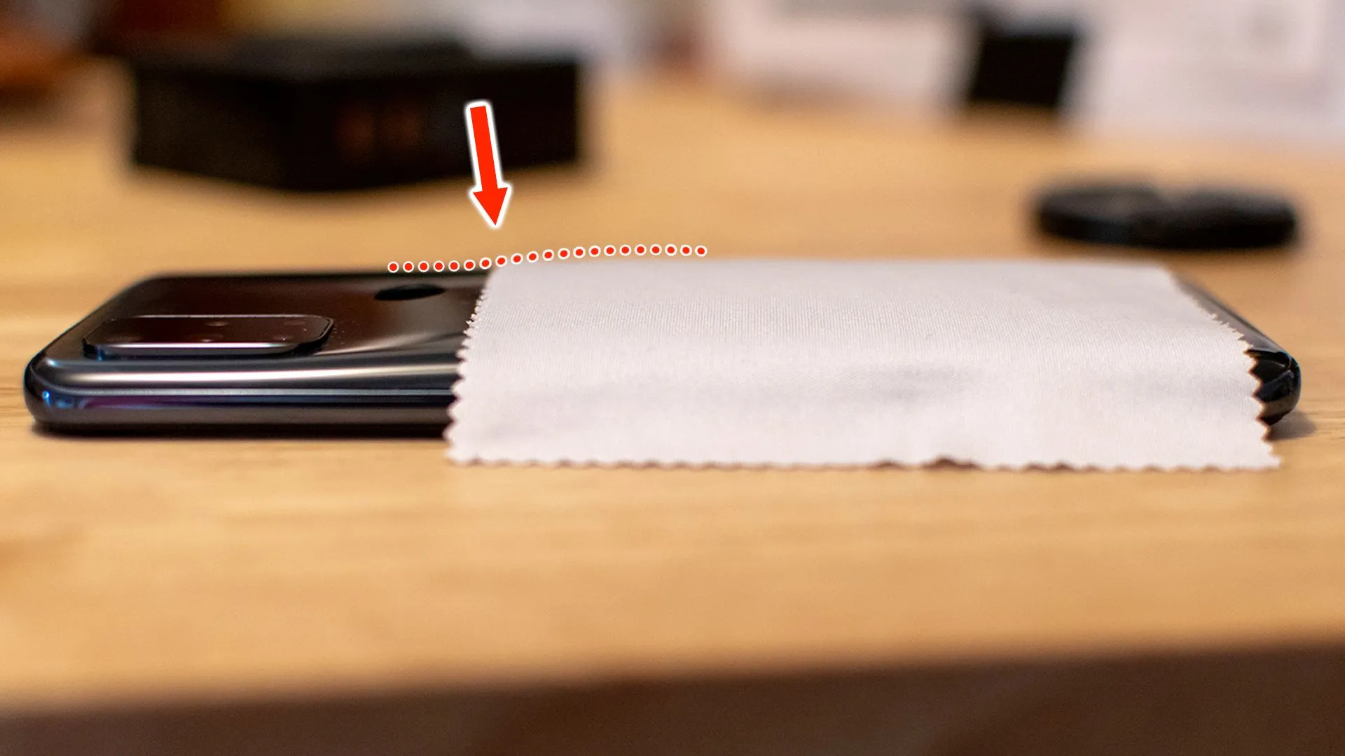 Khu vực mặt lưng điện thoại OnePlus Nord N10 5G bị phồng pin được đánh dấu đỏ, cho thấy mức độ biến dạng do pin.
