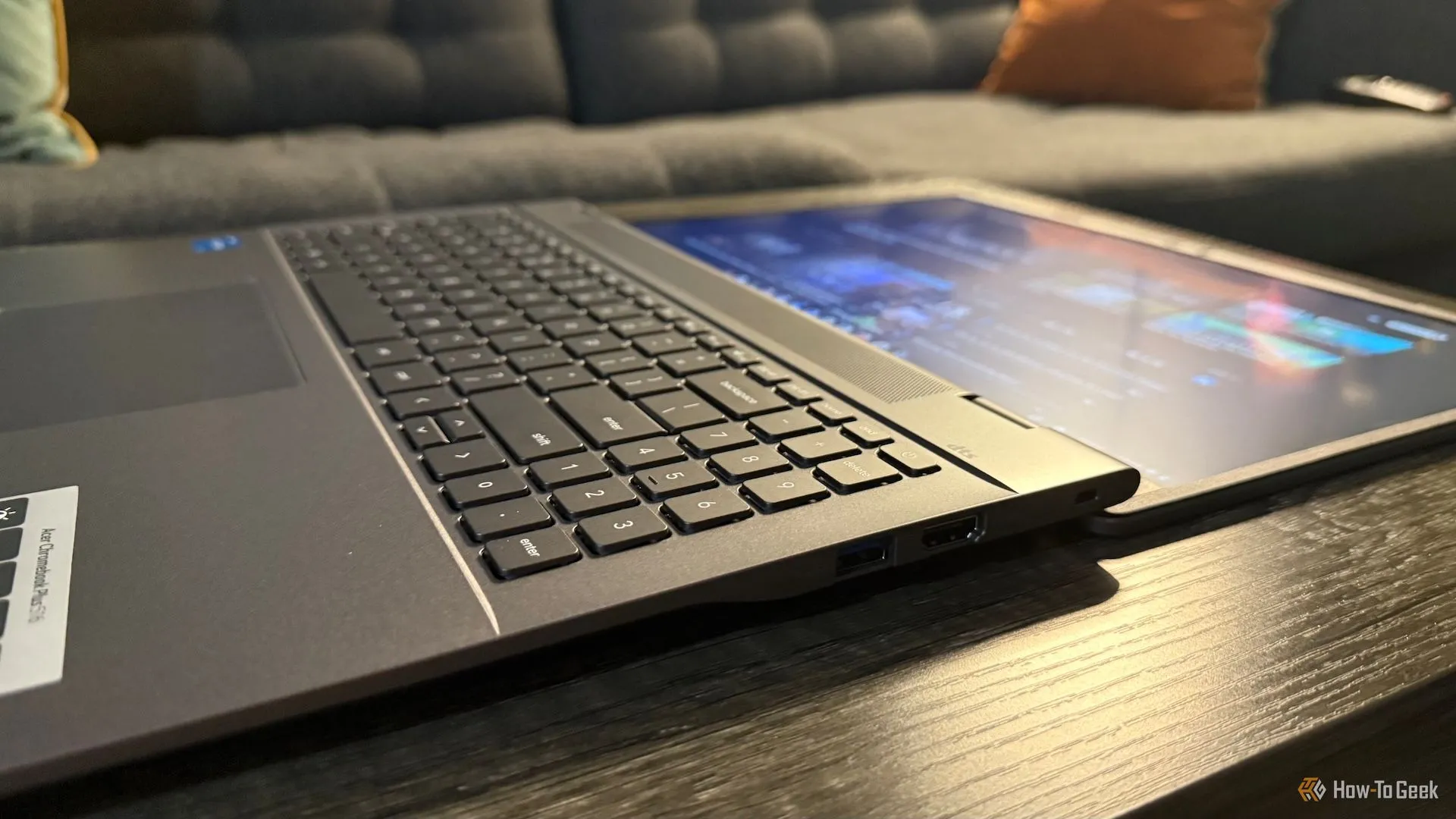 Laptop Acer Chromebook Plus 516 đặt phẳng trên bề mặt bàn làm việc.