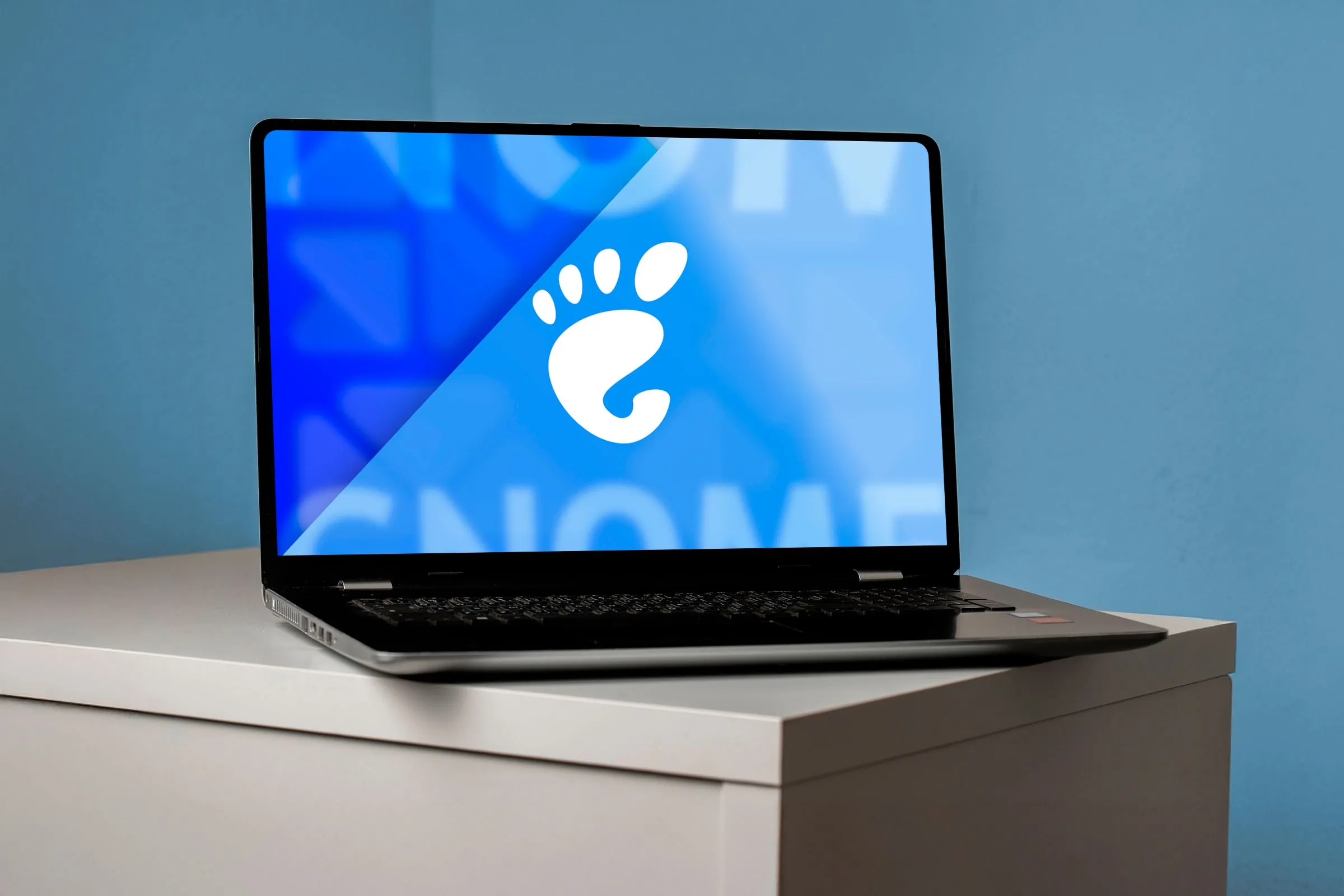 Laptop hiển thị logo GNOME