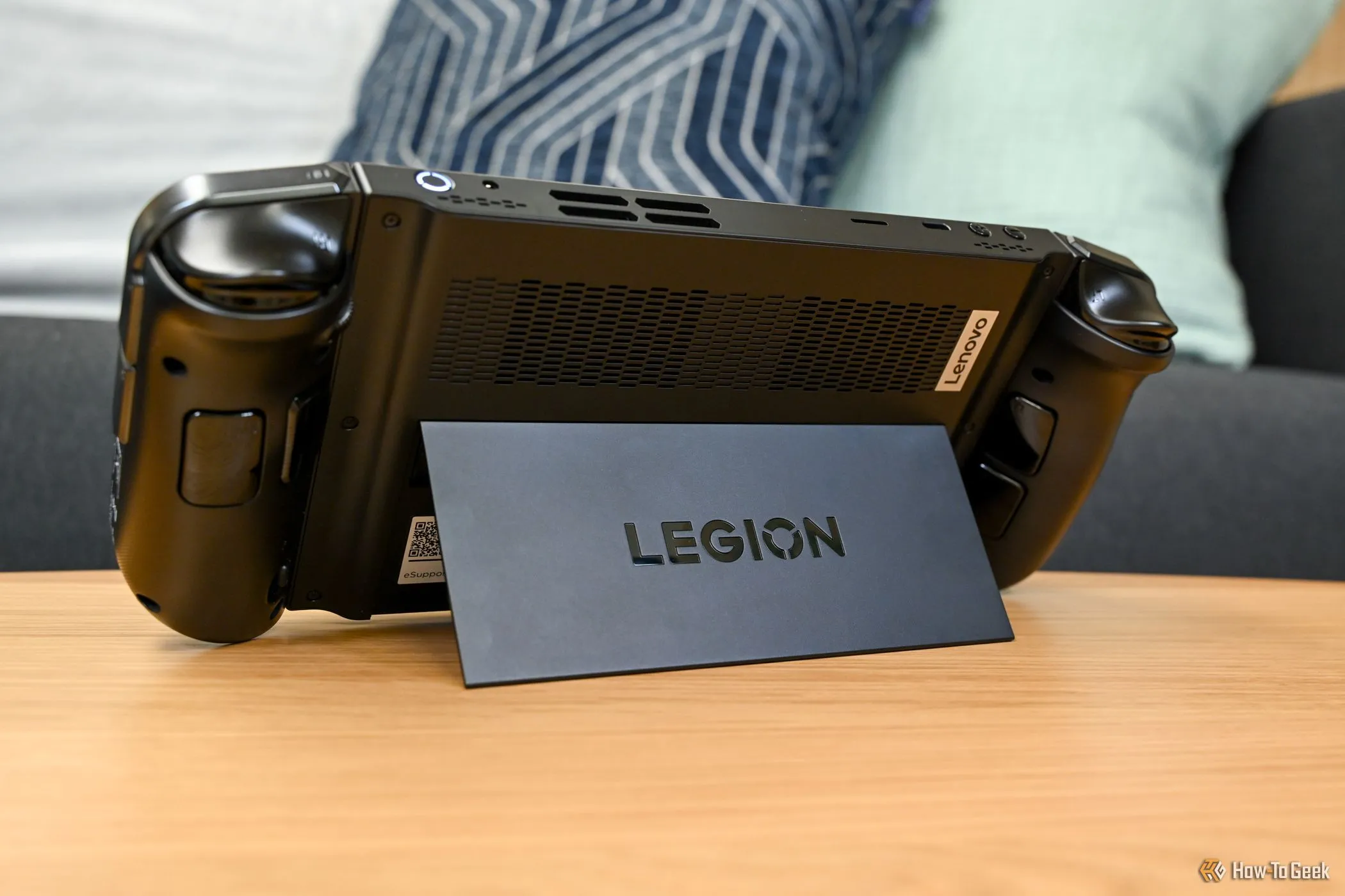 Lenovo Legion Go với chân đế, khả năng tùy biến nâng cấp SSD