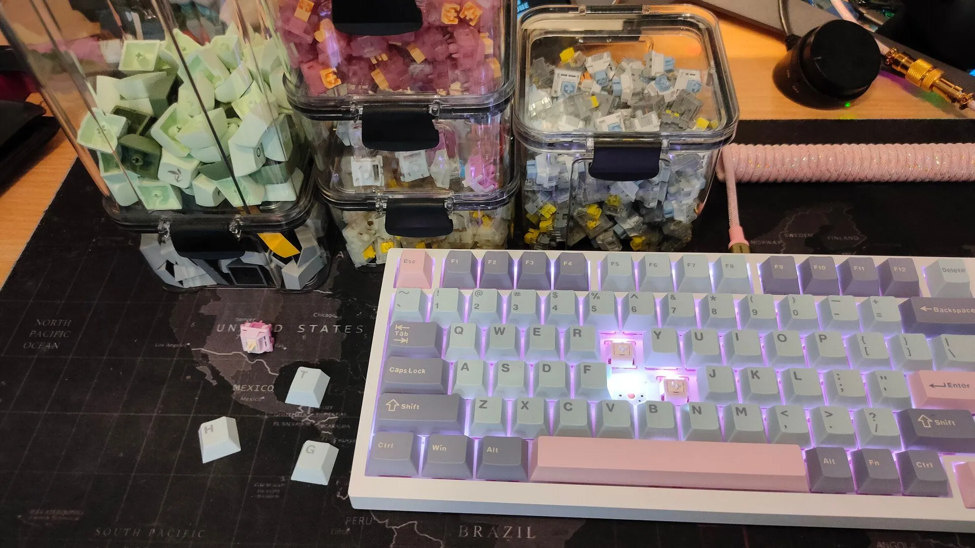 Linh kiện bàn phím cơ custom gồm switch và keycap được trưng bày.